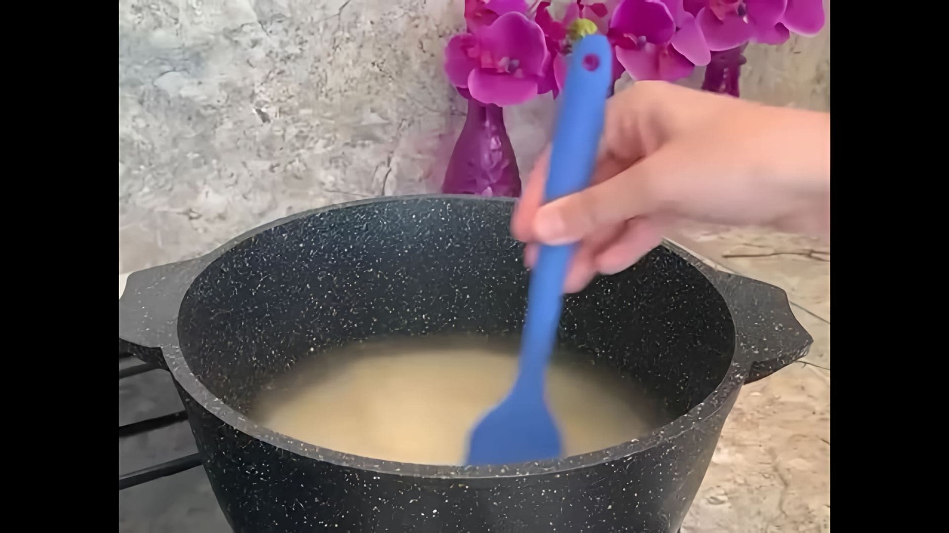 В этом видео демонстрируется процесс приготовления варенья из сосновых шишек