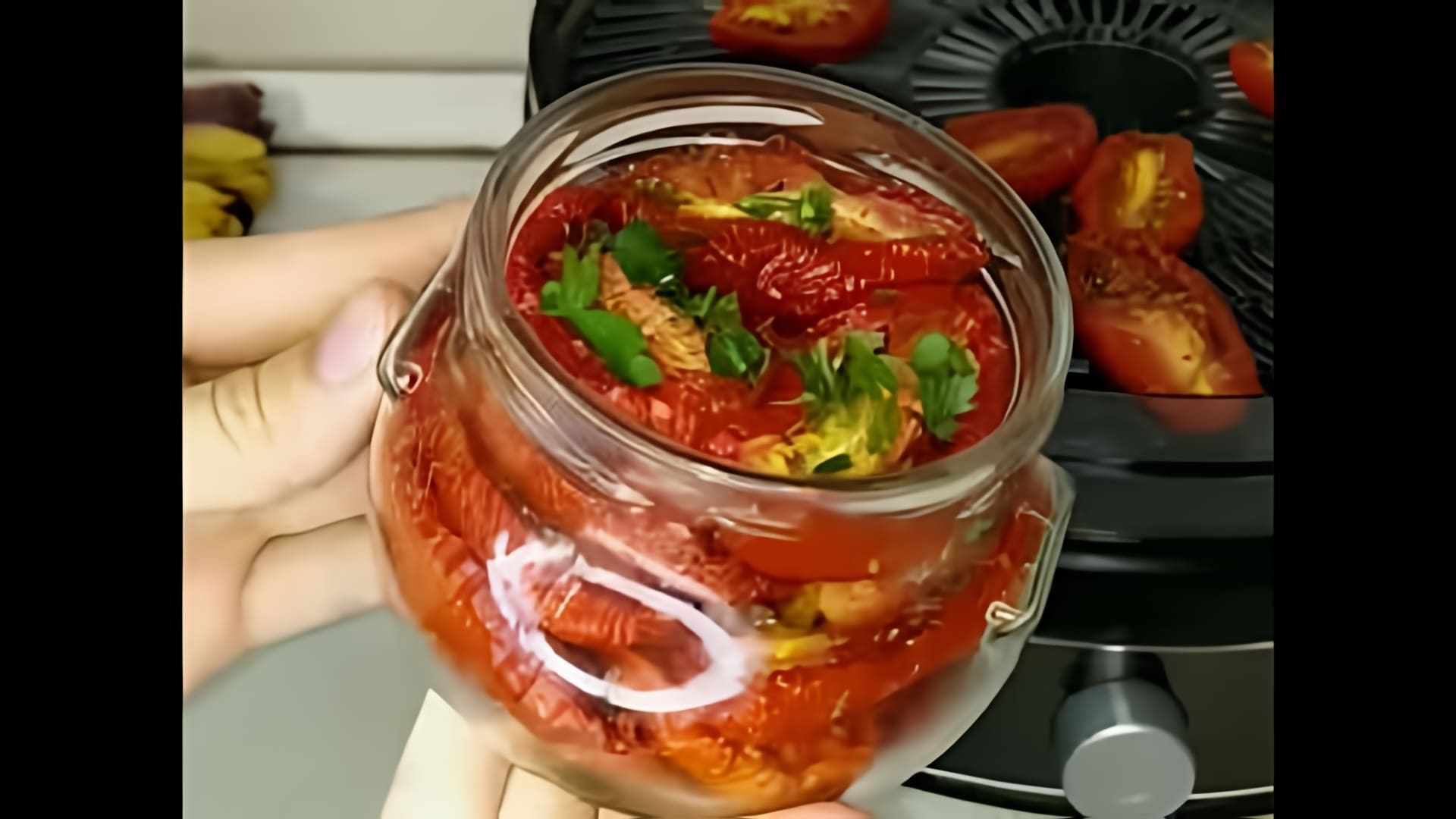 В данном видео-ролике пользователь делится своим опытом использования электросушилки GARLYN D-08 для приготовления вяленых томатов