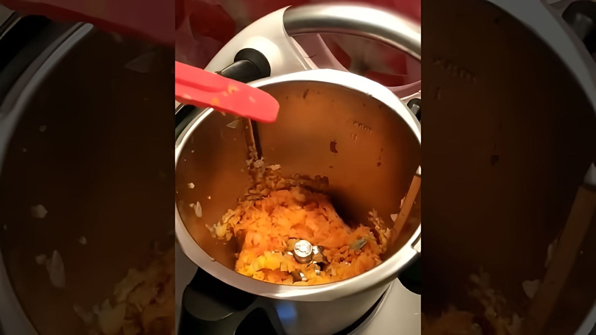 В этом видео демонстрируется процесс приготовления куриного паштета в термомиксе