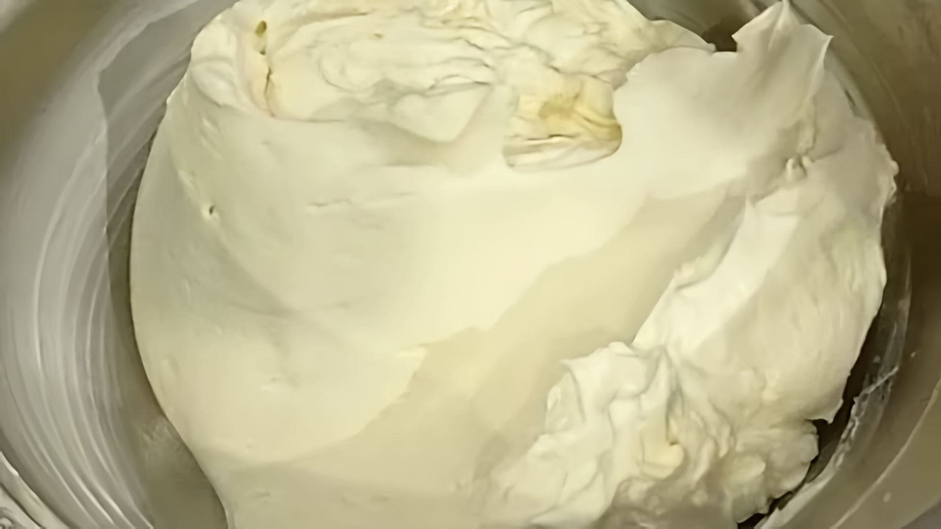 В этом видео демонстрируется процесс приготовления крем-чиза на сливках для начинки и выравнивания торта