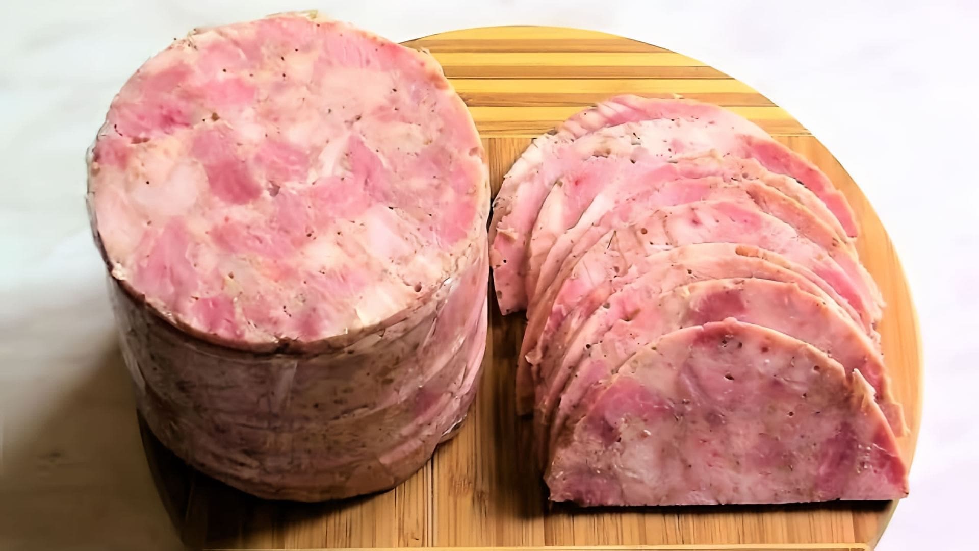 В этом видео демонстрируется процесс приготовления ветчины из куриной грудки и постной свинины