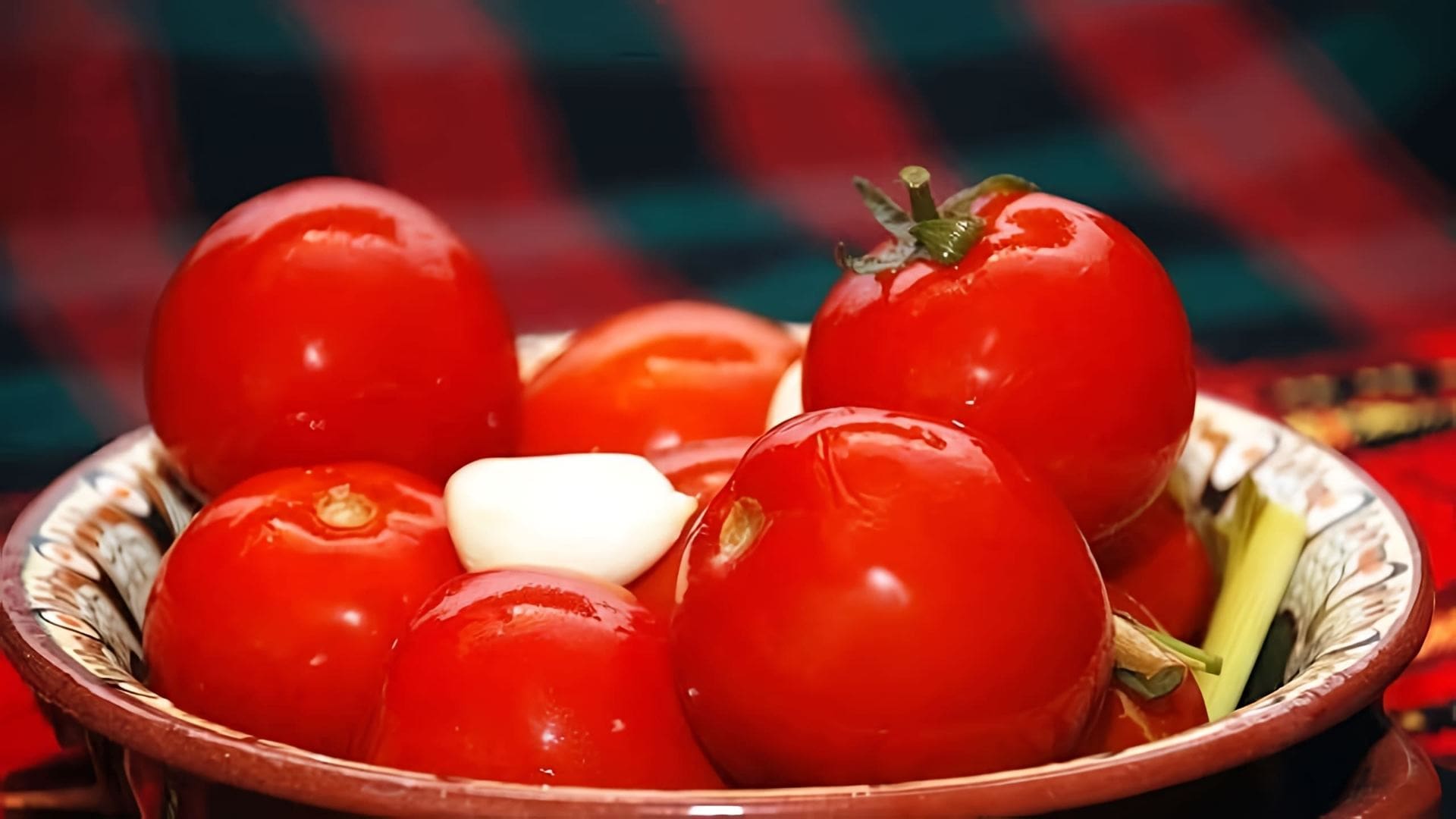 В этом видео демонстрируется процесс приготовления малосольных помидоров в пакете