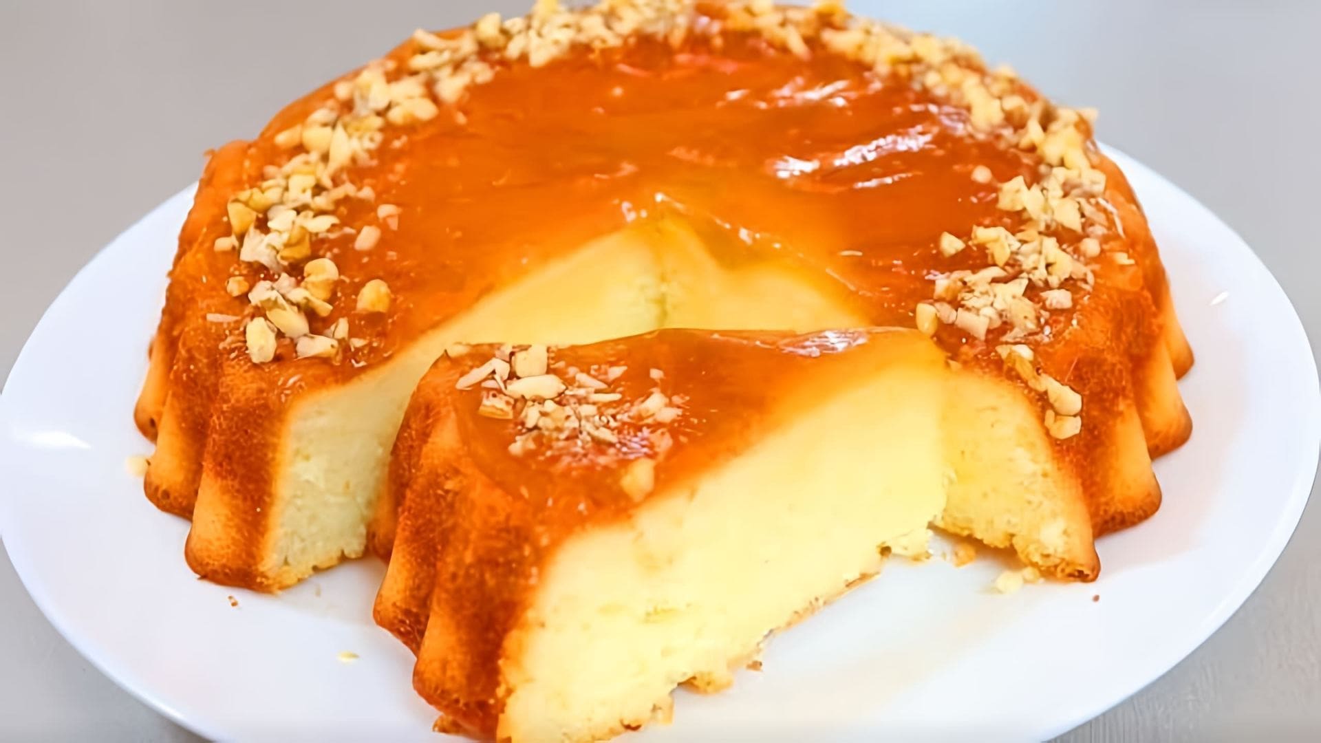 В этом видео демонстрируется процесс приготовления пирога на кефире "Минутка"