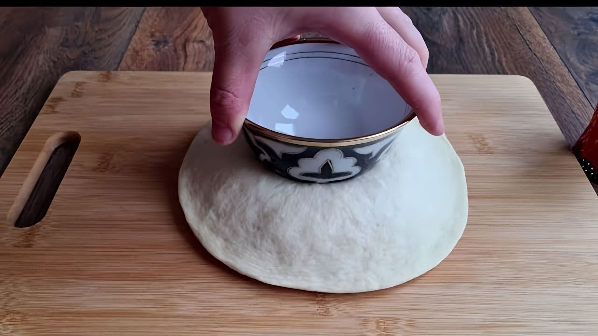 В этом видео-ролике вы увидите, как приготовить легендарный Самаркандский хлеб в домашних условиях, как в тандыре
