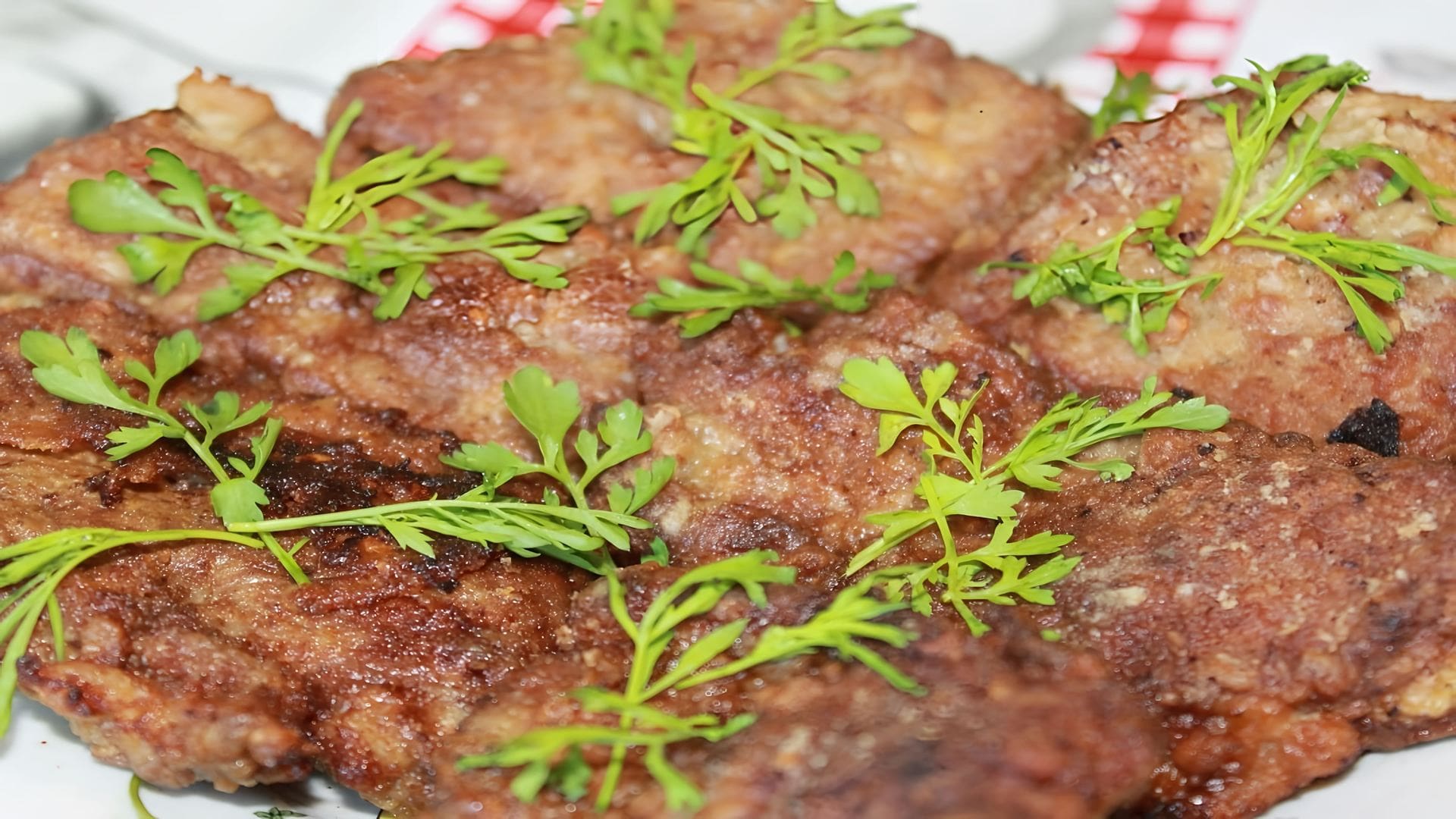 Говяжья печень кусочки для жарки. Говядина в муке на сковороде. Печень говяжья жареная. Отбивные из печени. Железо в красном мясе.