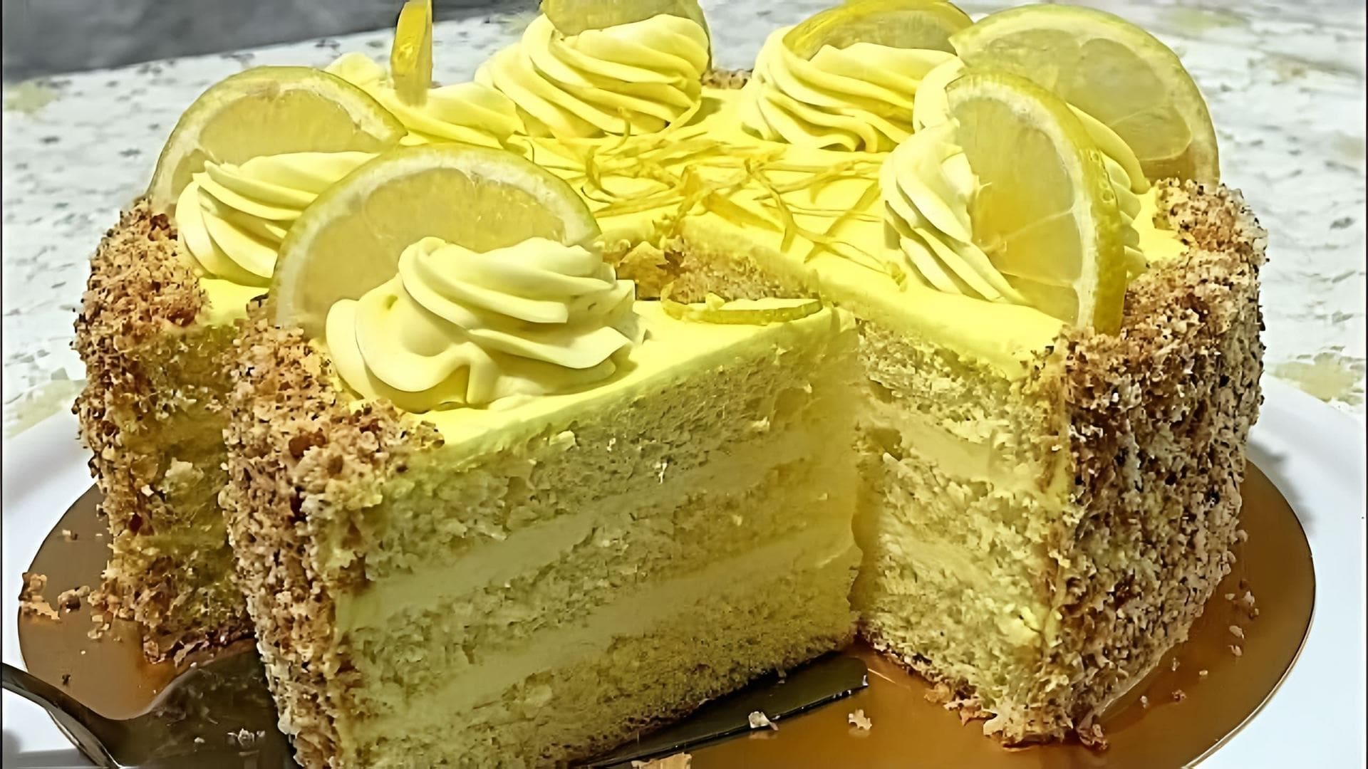 В этом видео демонстрируется рецепт лимонного крема и лимонного торта