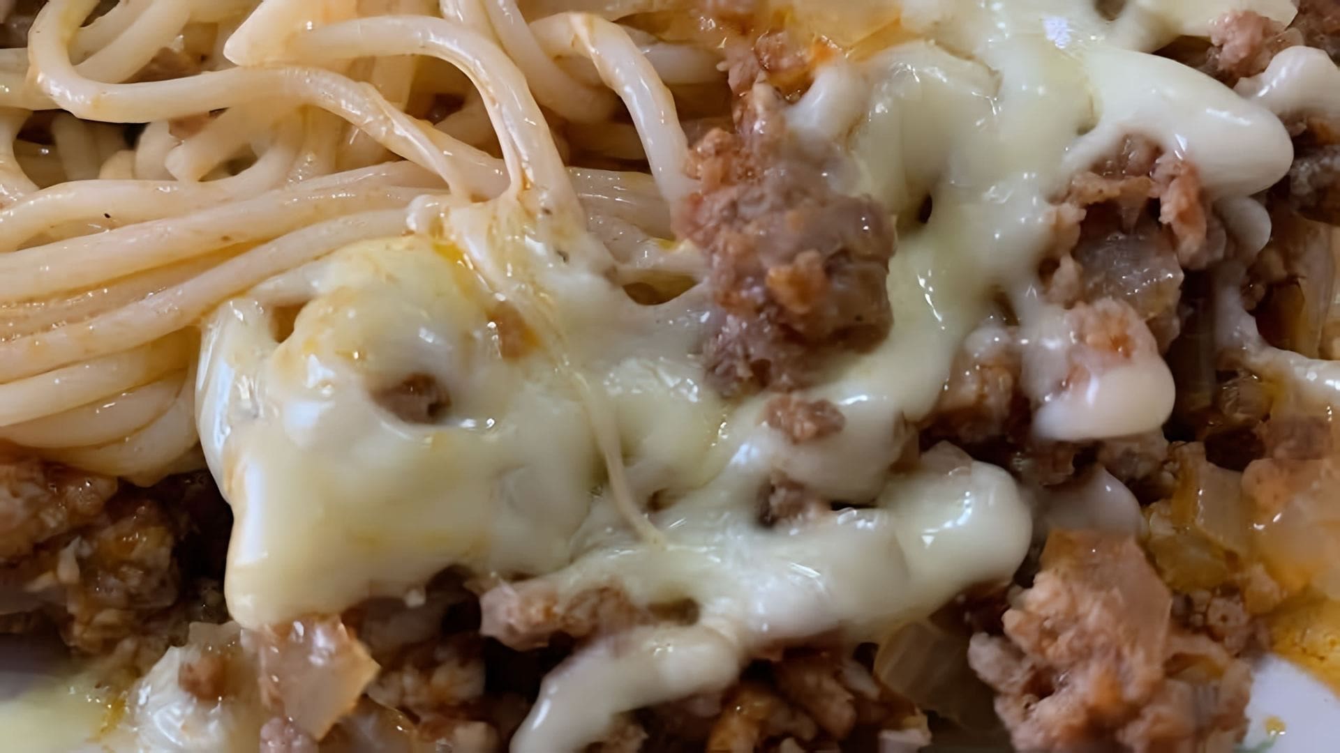 В этом видео-ролике будет показан рецепт быстрого и вкусного обеда или ужина - спагетти с фаршем и сыром