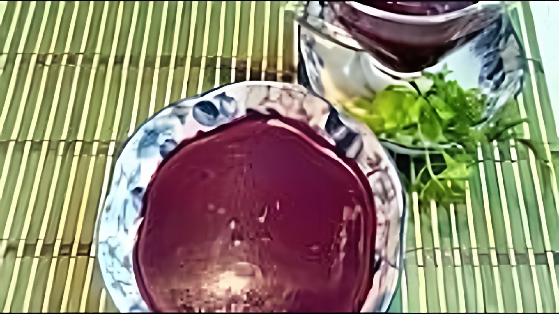 В этом видео демонстрируется процесс приготовления тернового соуса