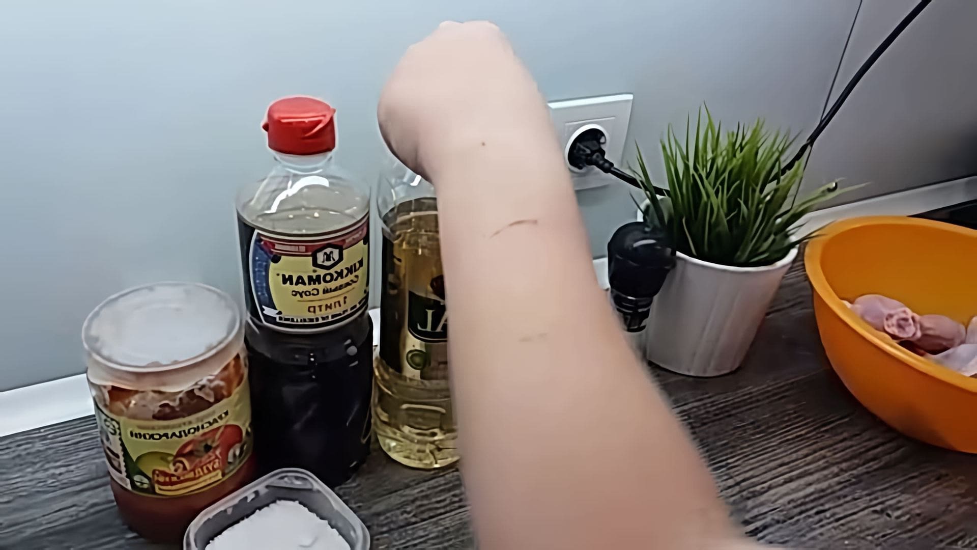 В этом видео-ролике Вова показывает, как приготовить вкусное блюдо - куриные ножки со спагетти