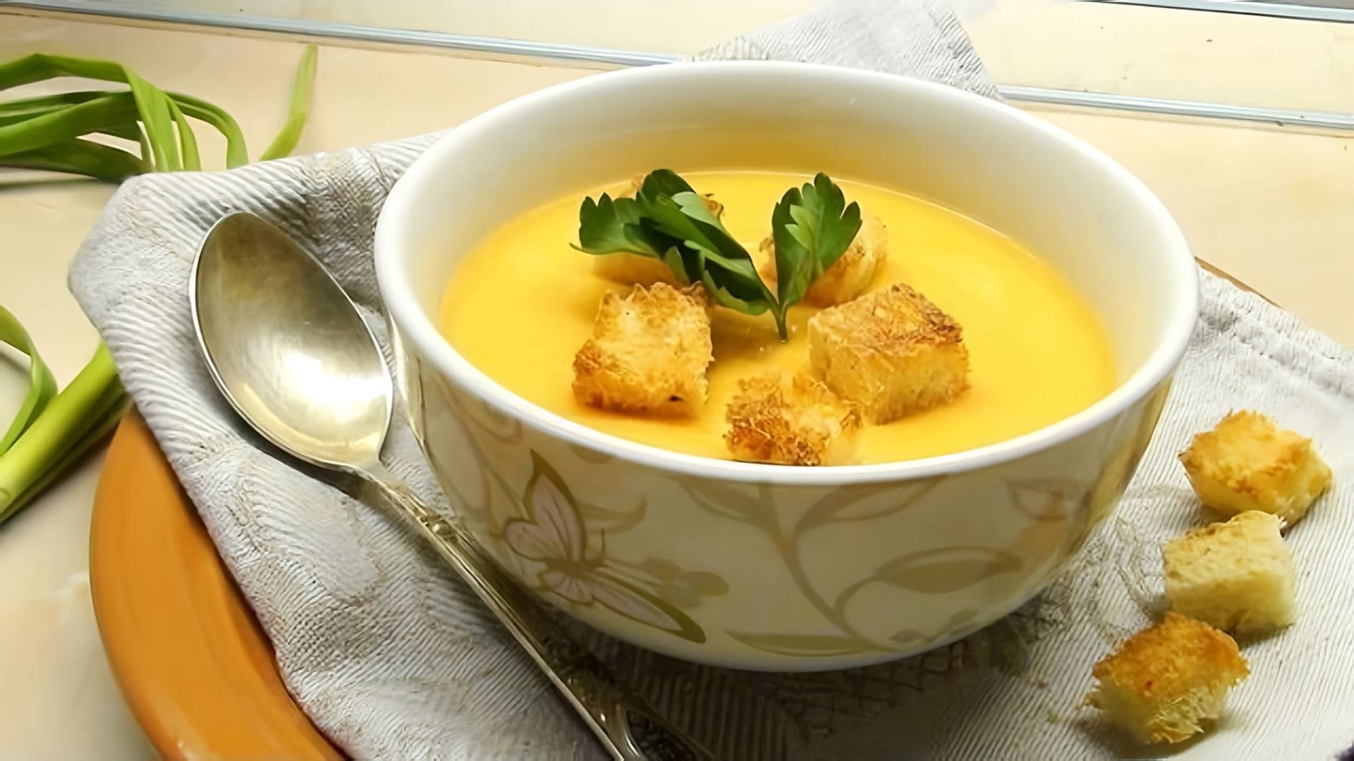 В этом видео демонстрируется процесс приготовления горохового супа-пюре