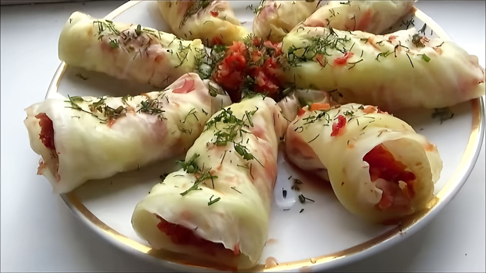 В этом видео демонстрируется процесс приготовления корейской закуски "Чимча" из обычной капусты