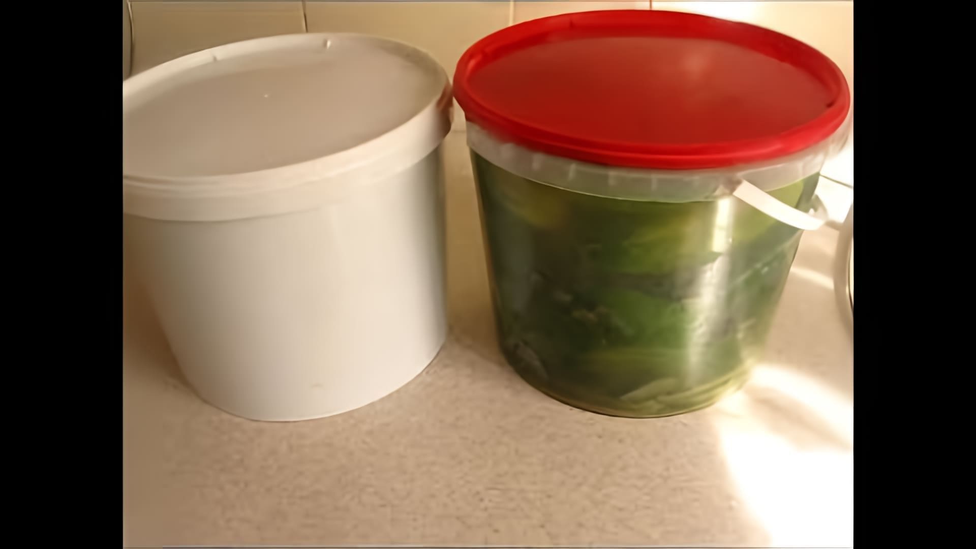 В данном видео демонстрируется процесс засолки огурцов на зиму с использованием горчичного порошка