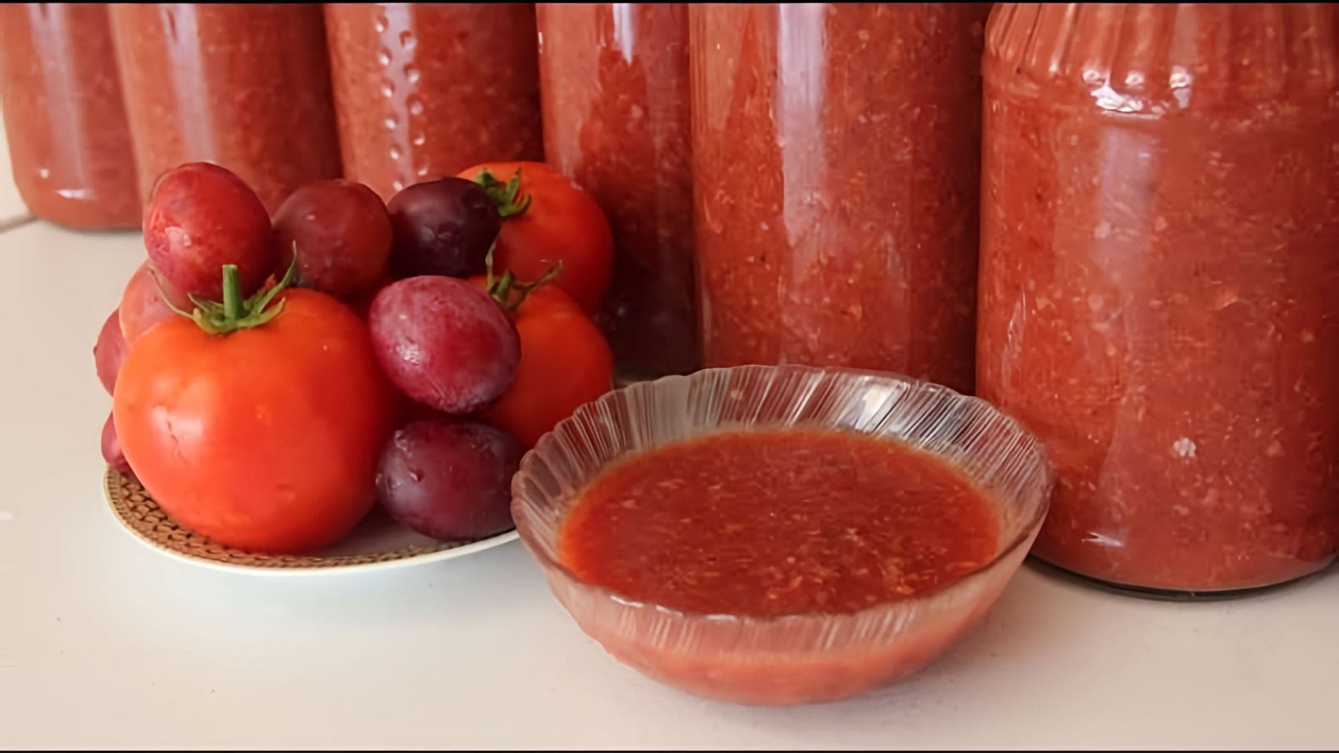 В этом видео Юлия, автор канала "Сад и огород", делится рецептом томатного соуса со сливами на зиму
