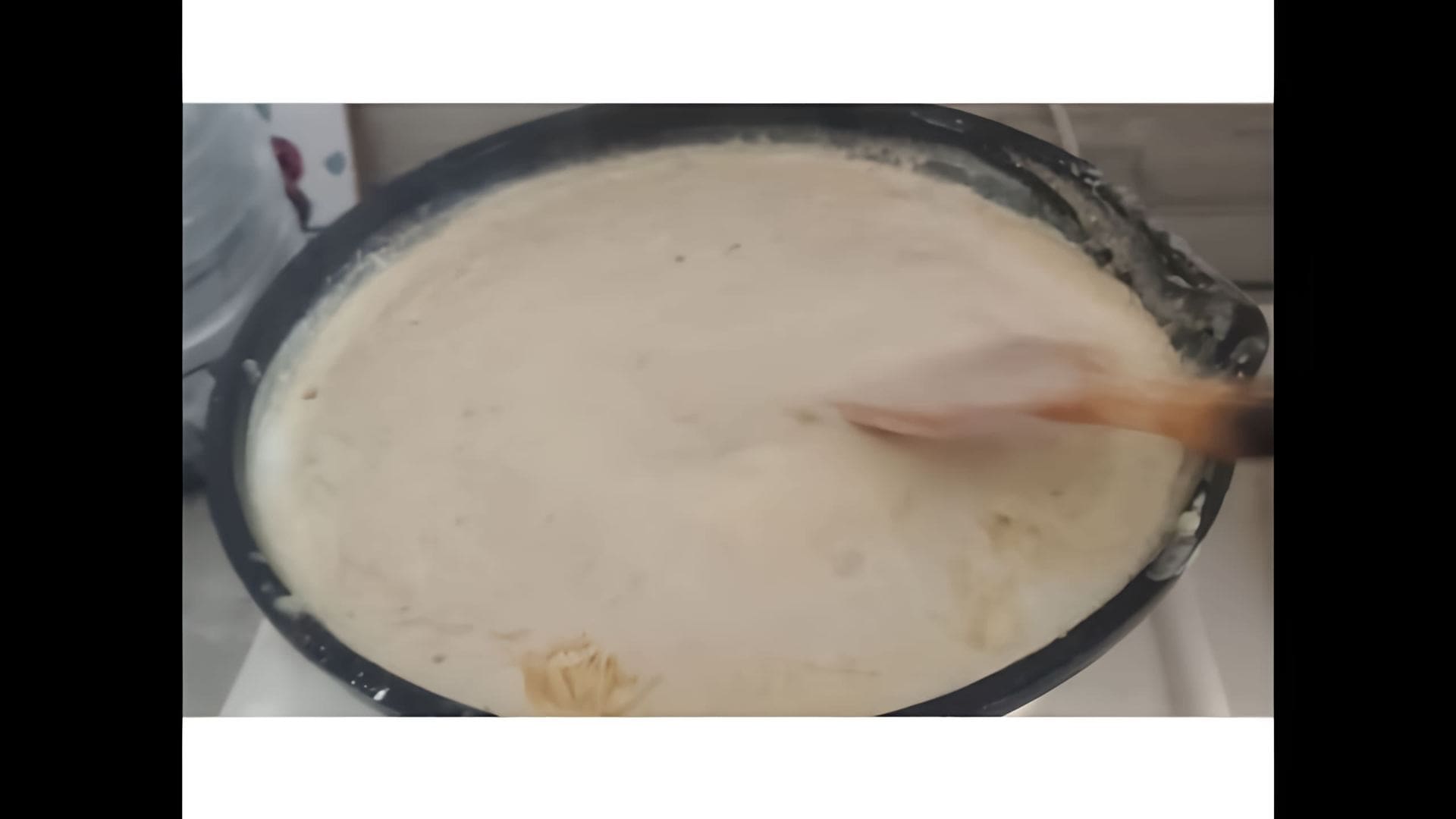 В этом видео демонстрируется процесс приготовления соуса для мидий