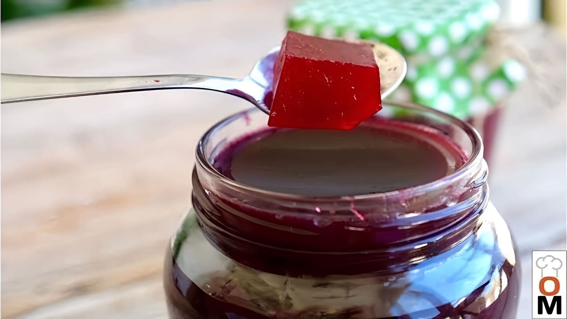 В этом видео демонстрируется процесс приготовления ягодного джема всего за три минуты