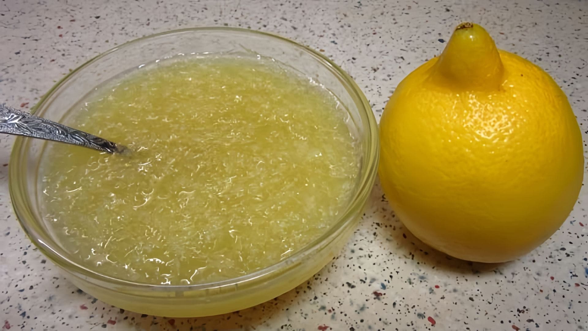 В этом видео демонстрируется процесс приготовления лимонного сахара
