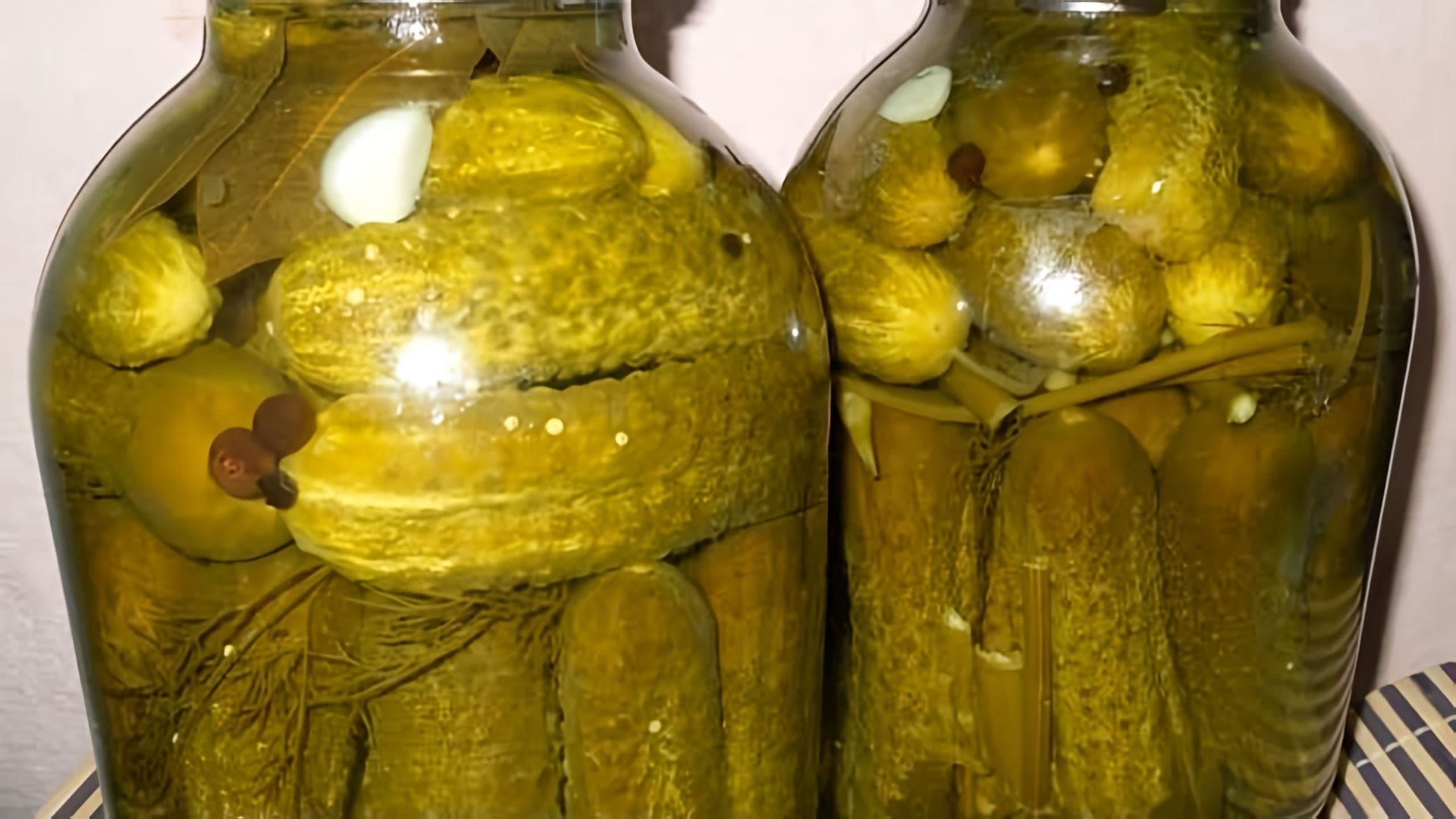Видео демонстрирует рецепт приготовления хрустящих маринованных огурцов на зиму без использования уксуса или стерилизации