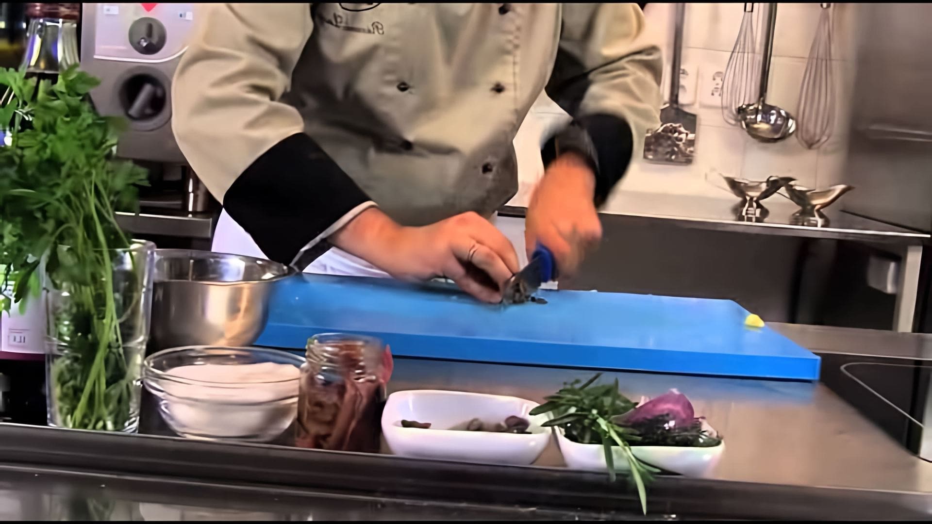 В этом видео шеф-повар демонстрирует рецепт приготовления блюда "Вителла таната"