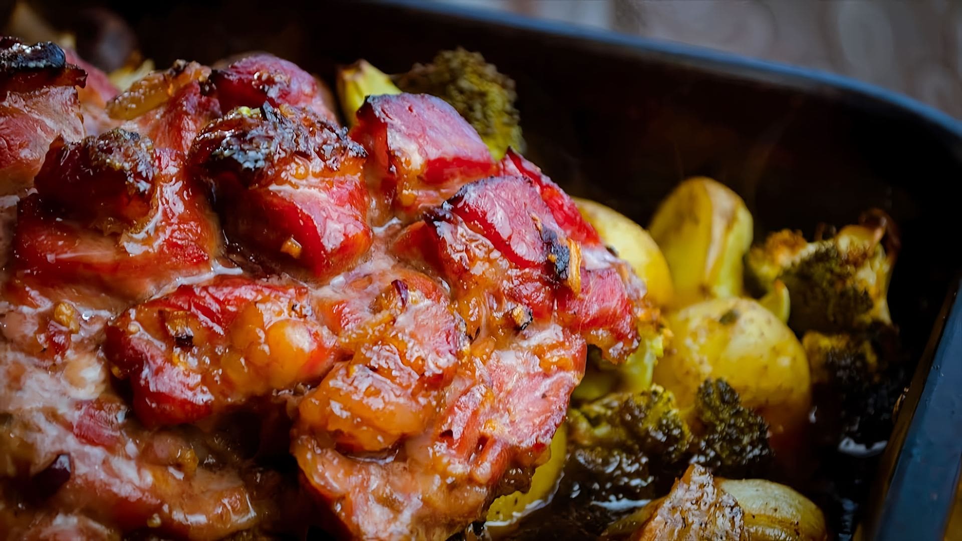 Маринад для свинины для запекания. Свинина в духовке сочная и мягкая. Свинина со сливками в духовке. Свинина с брусничным соусом. Свинина под грибным соусом.