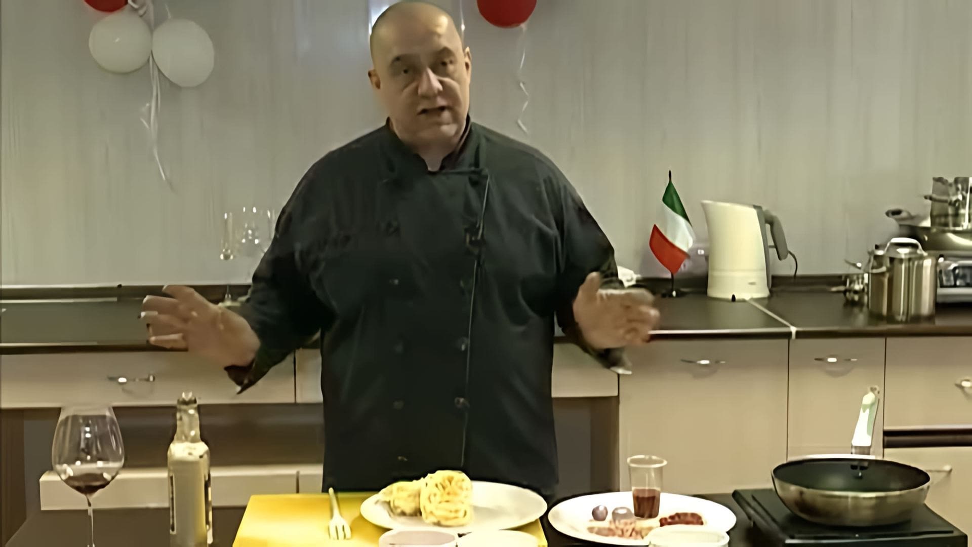 В этом видео Франческо Спампинато показывает, как приготовить соус болоньезе