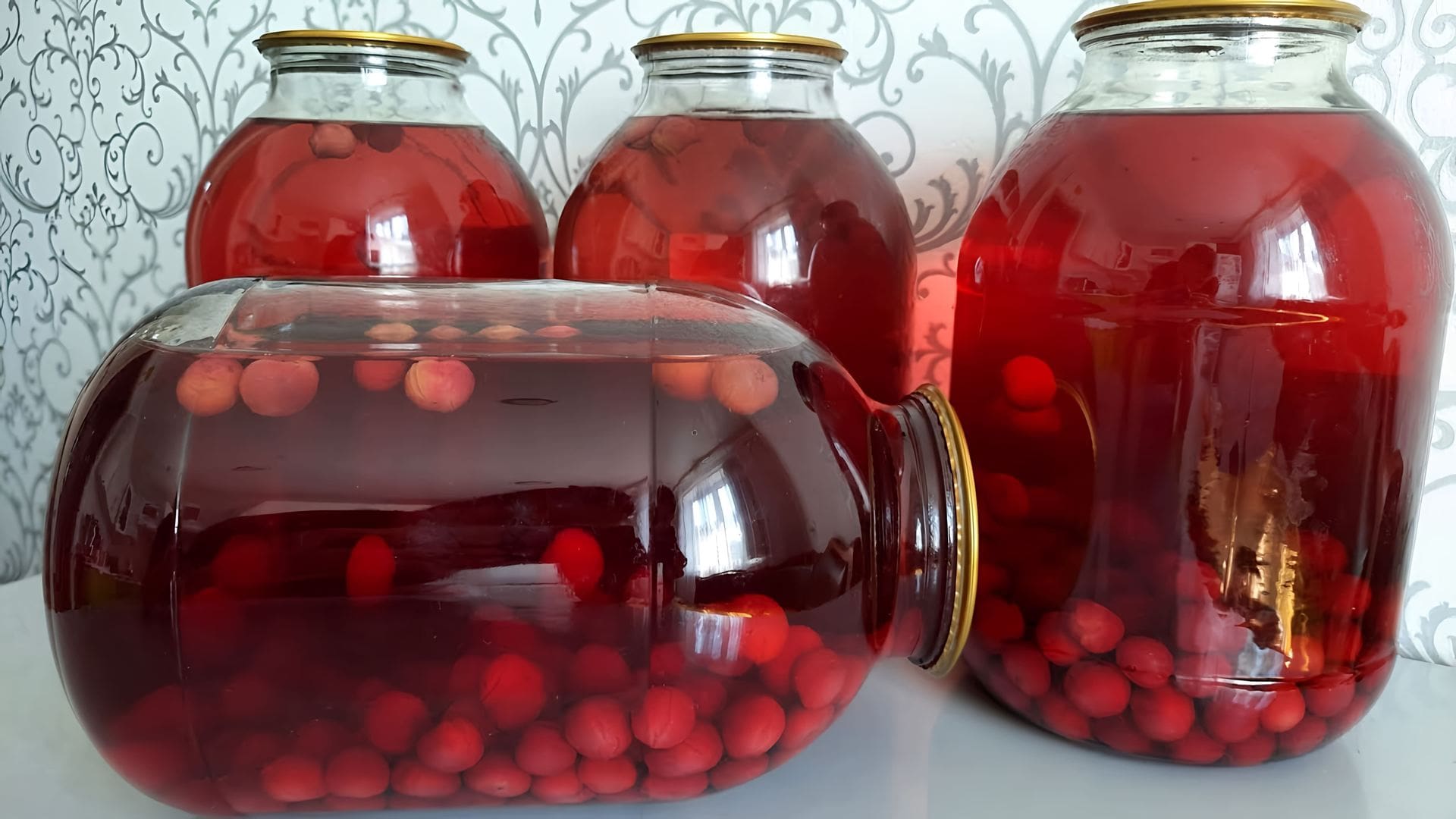 Компот из вишни с мятой. 5 литровые банки для компота. Компот из вишни в банке. Вишневый компот сахар на литр. Компот из вишни.