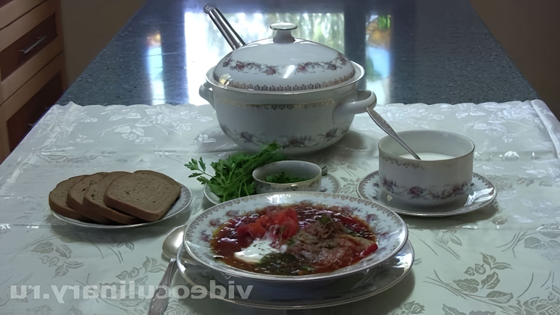 В этом видео-ролике "Украинский борщ - Рецепт Бабушки Эммы" демонстрируется процесс приготовления традиционного украинского блюда - борща