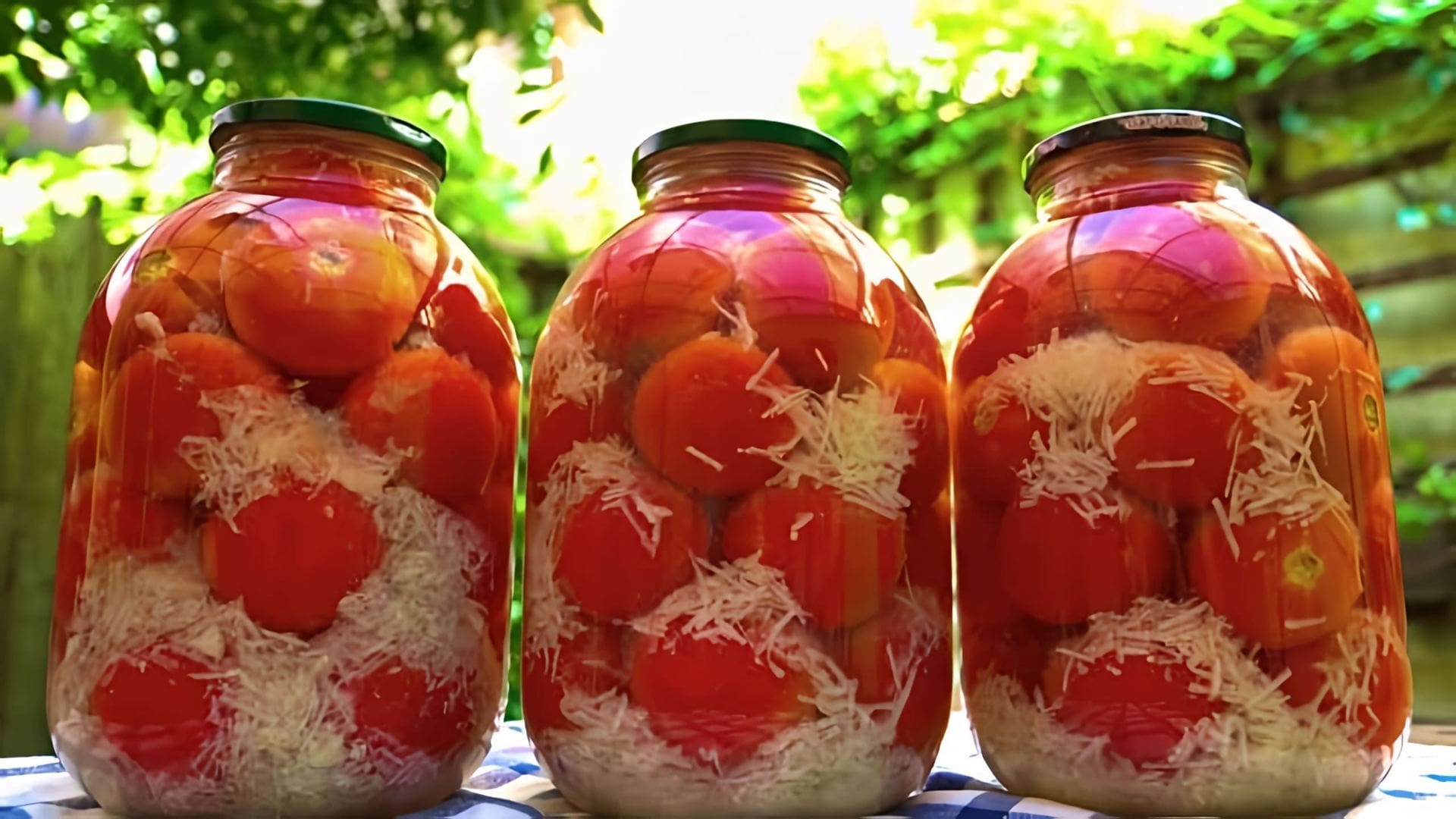 В этом видео демонстрируется процесс консервирования помидоров с чесноком