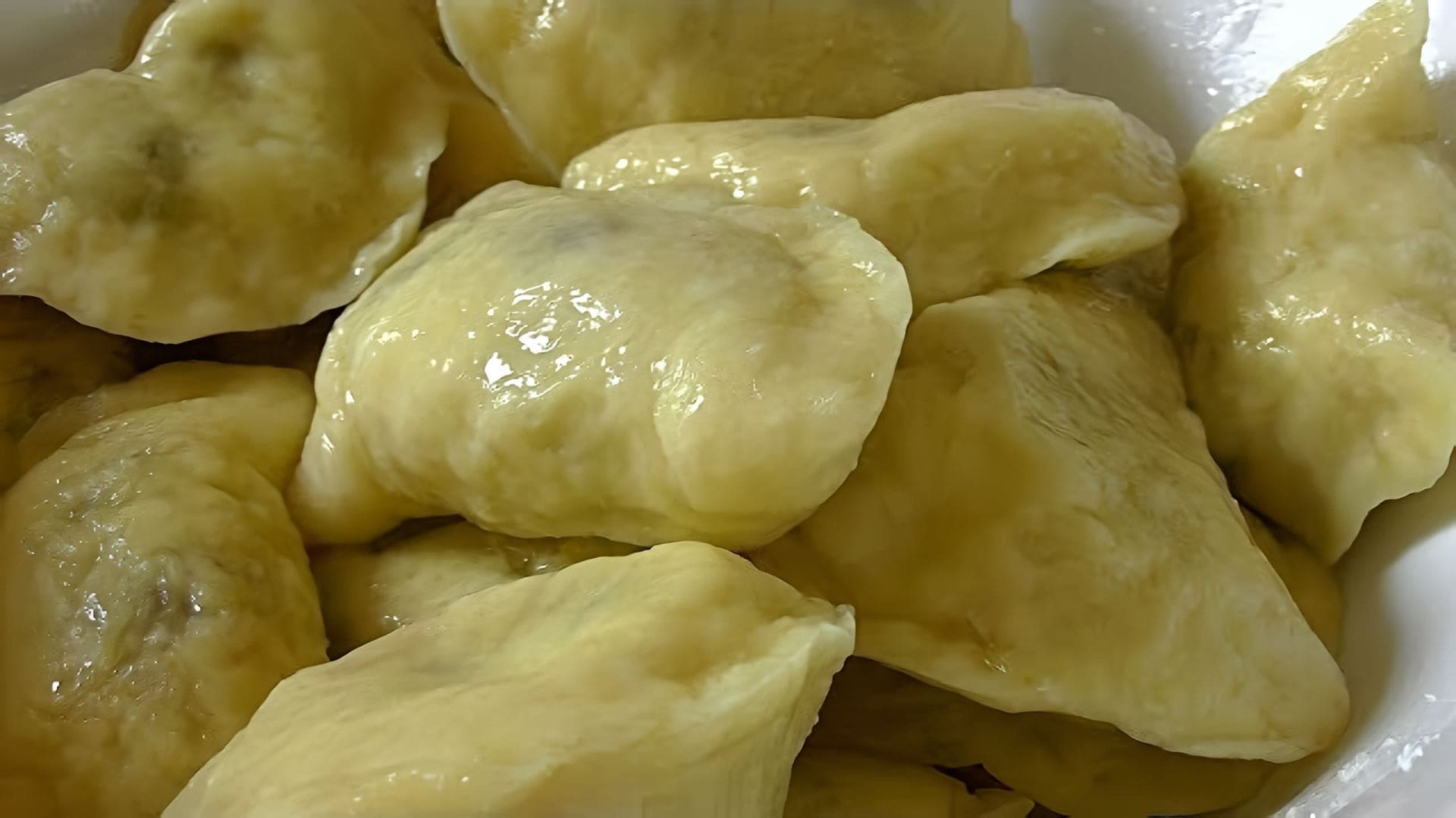 В этом видео демонстрируется процесс приготовления вареников с вишней