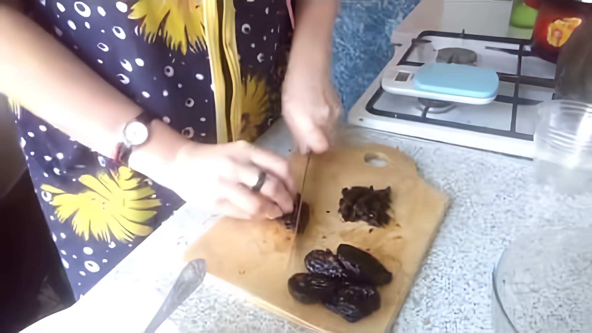 В этом видео демонстрируется процесс приготовления полезного десерта из сухофруктов и орехов