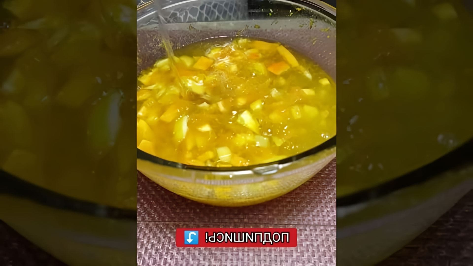 В этом видеоролике демонстрируется процесс приготовления лимонада из одного лимона и апельсина