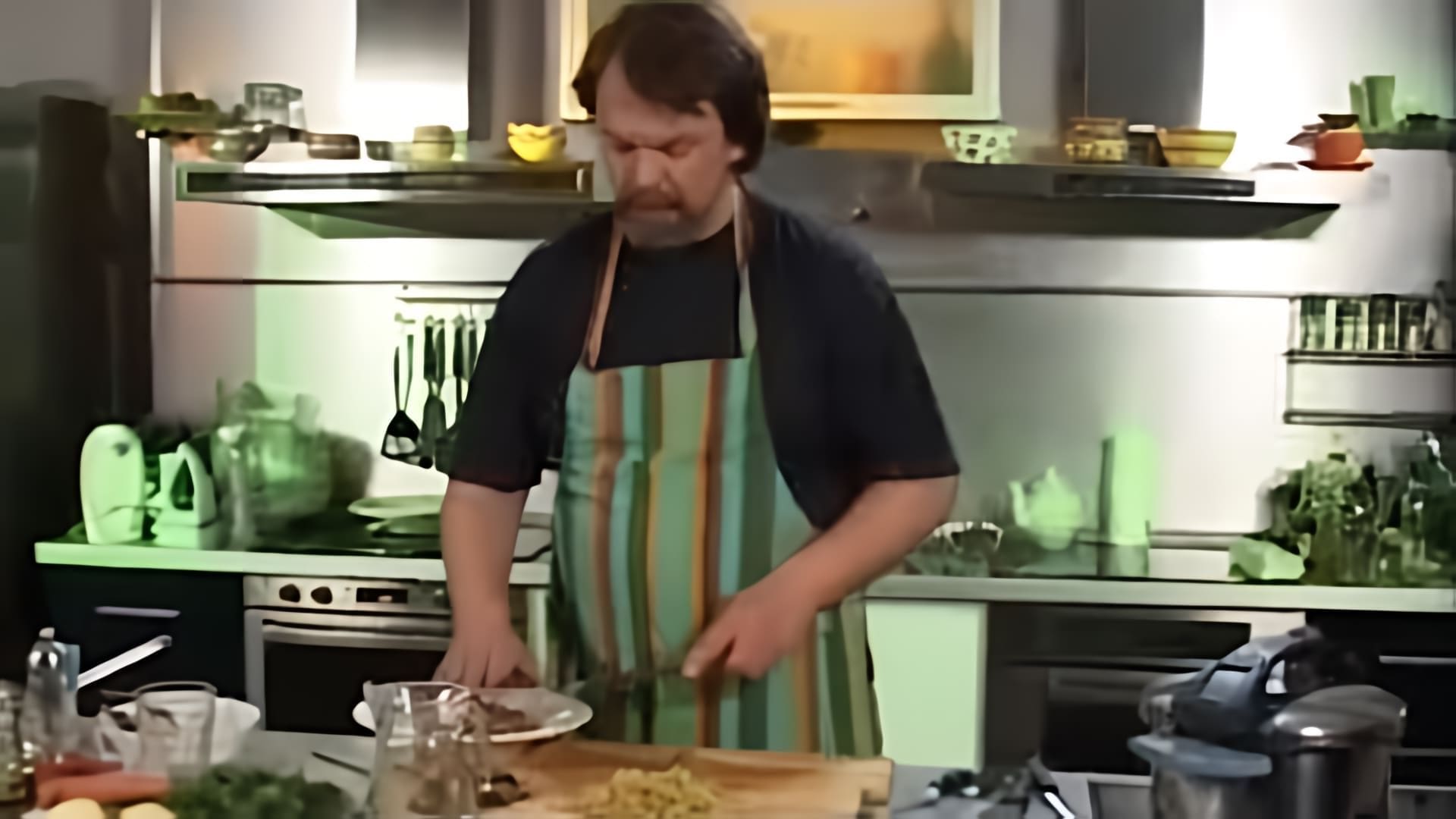 В этом видео Андрей Бугайский показывает, как приготовить рассольник с говяжьими почками