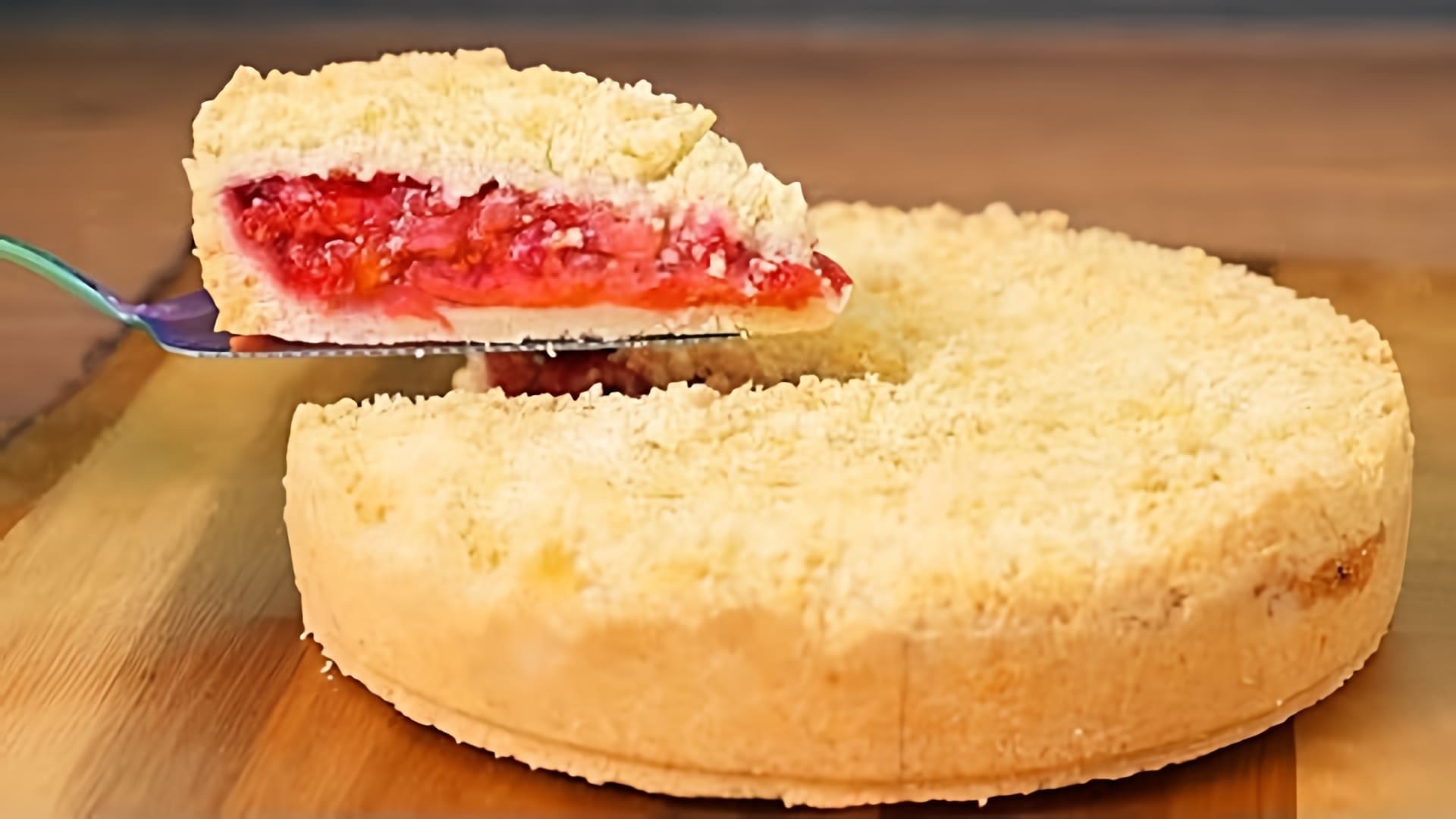 В этом видео демонстрируется рецепт быстрого и простого пирога с ягодами
