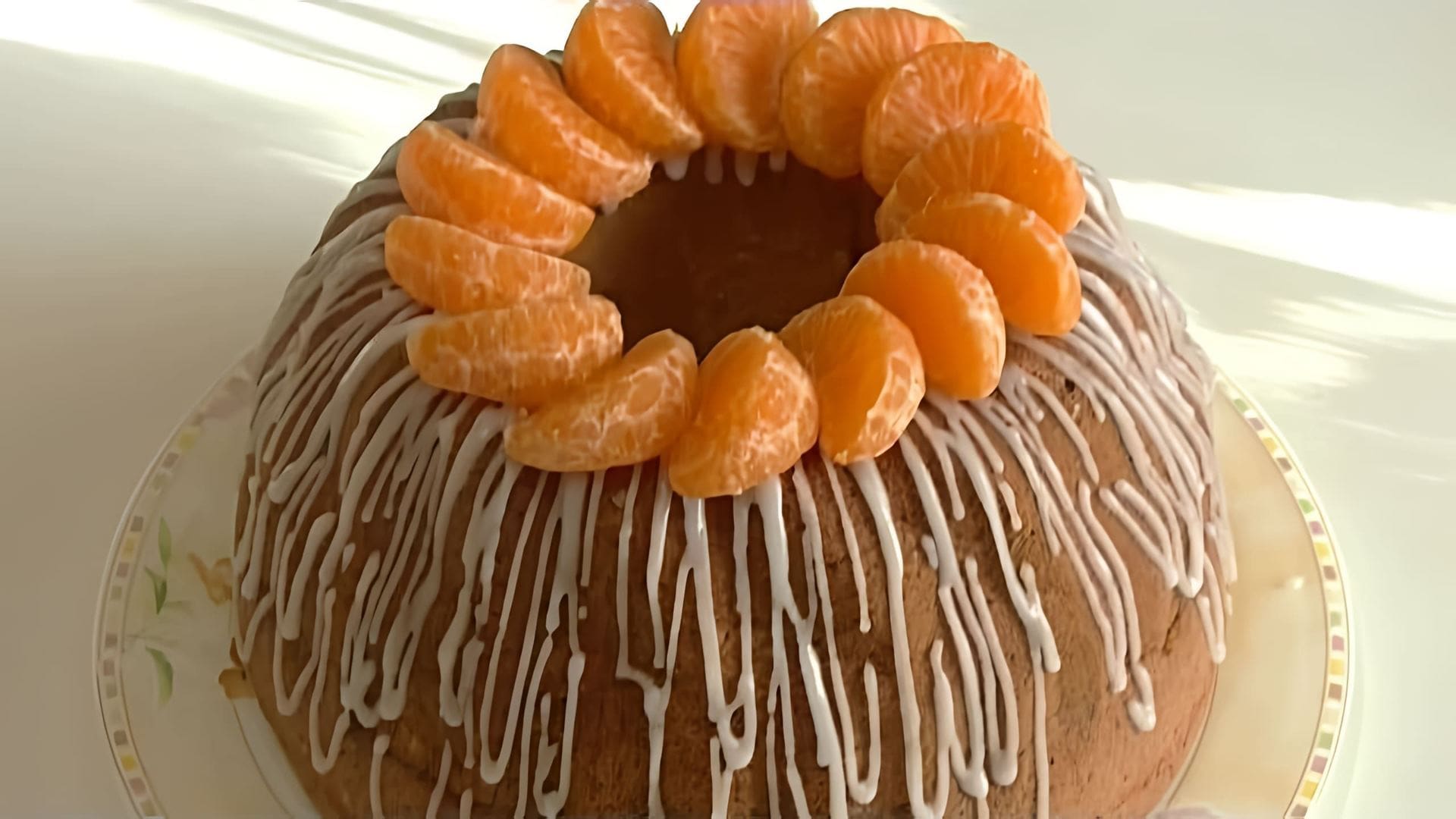 В этом видео демонстрируется процесс приготовления бисквитного кекса с апельсиновой массой