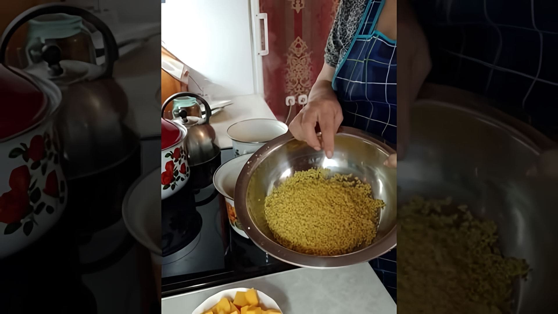 В этом видео демонстрируется процесс приготовления пшенной каши с тыквой