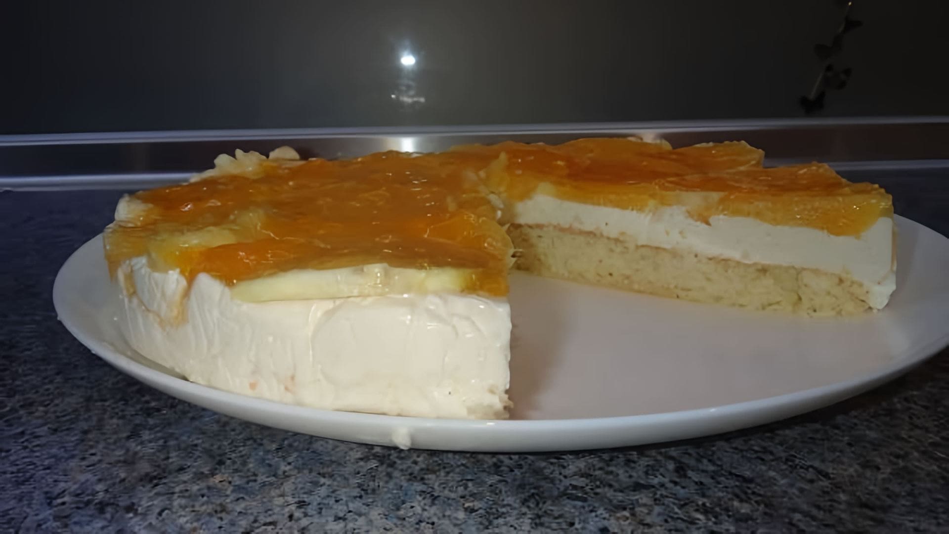 В этом видео-ролике #edblack демонстрирует рецепт приготовления бисквитного торта с апельсином