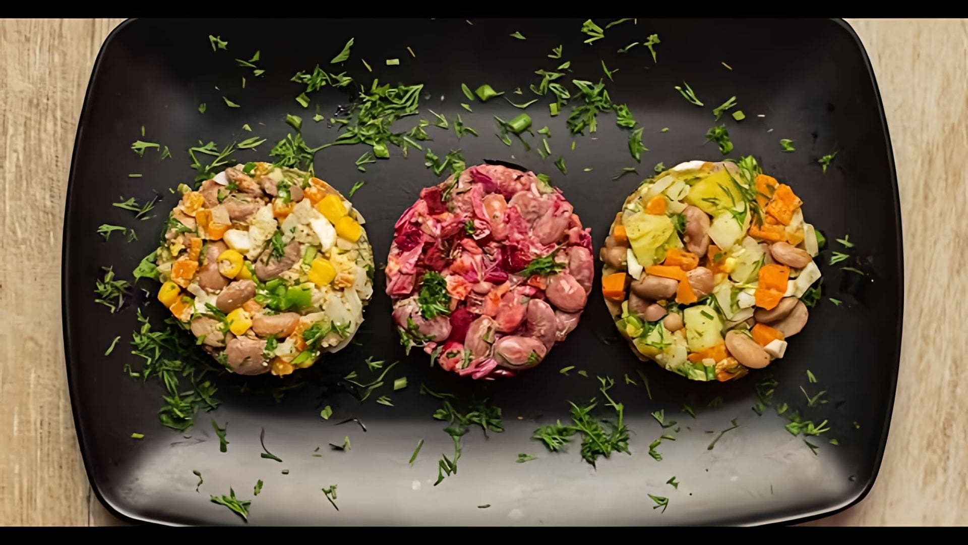 В этом видео автор показывает, как приготовить три вкусных салата из фасоли