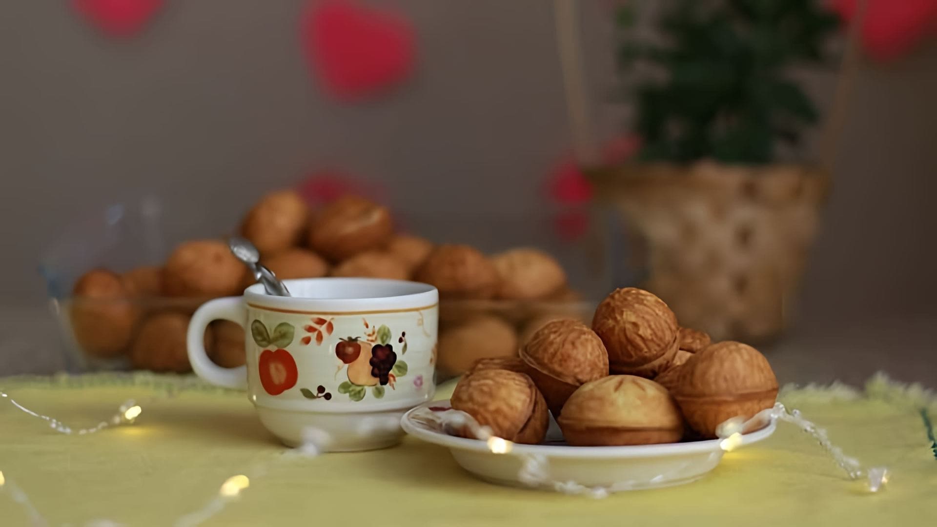 В этом видео демонстрируется рецепт приготовления печенья "Орешки"