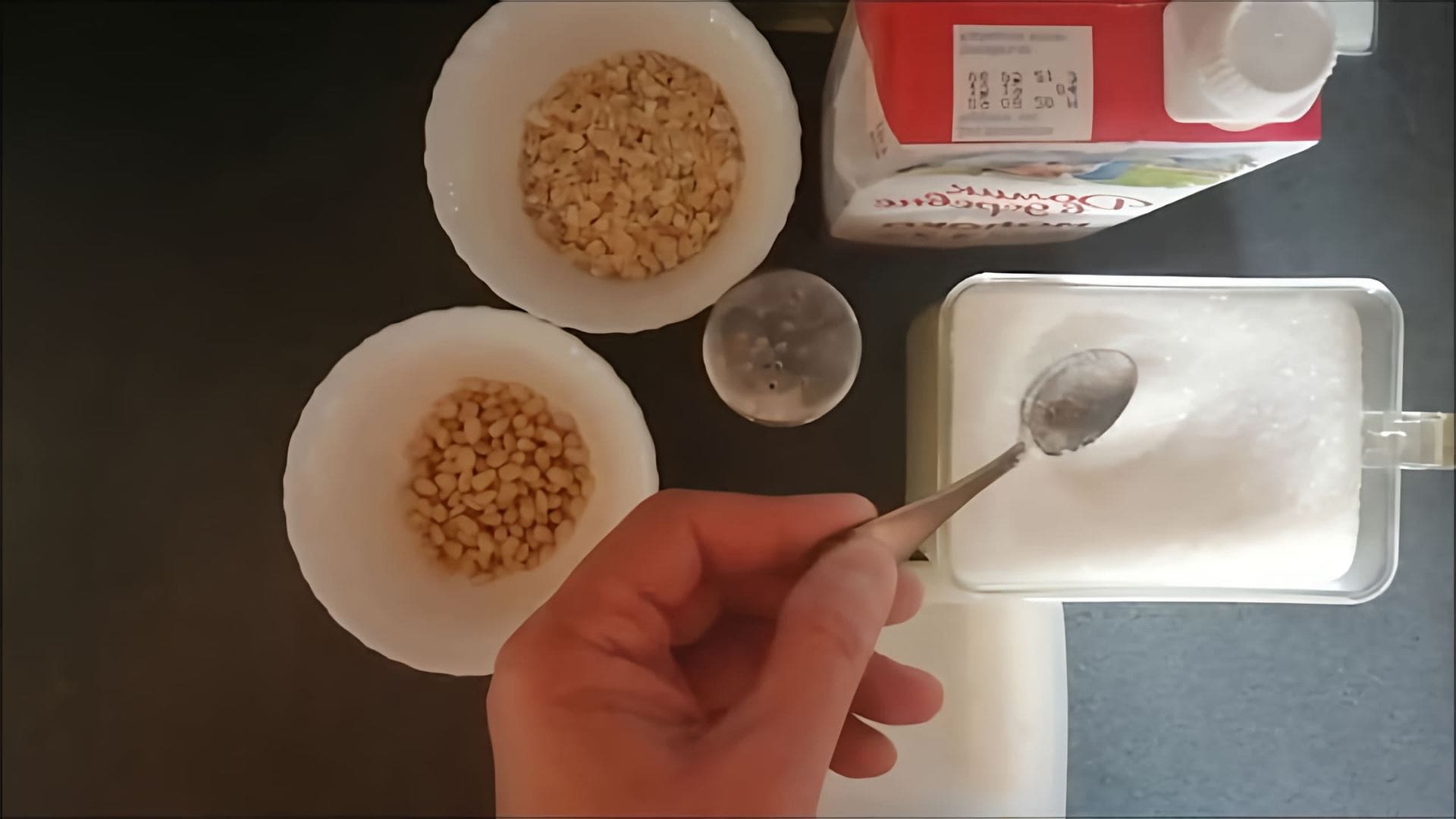 В этом видео демонстрируется простой и быстрый рецепт приготовления овсяной каши