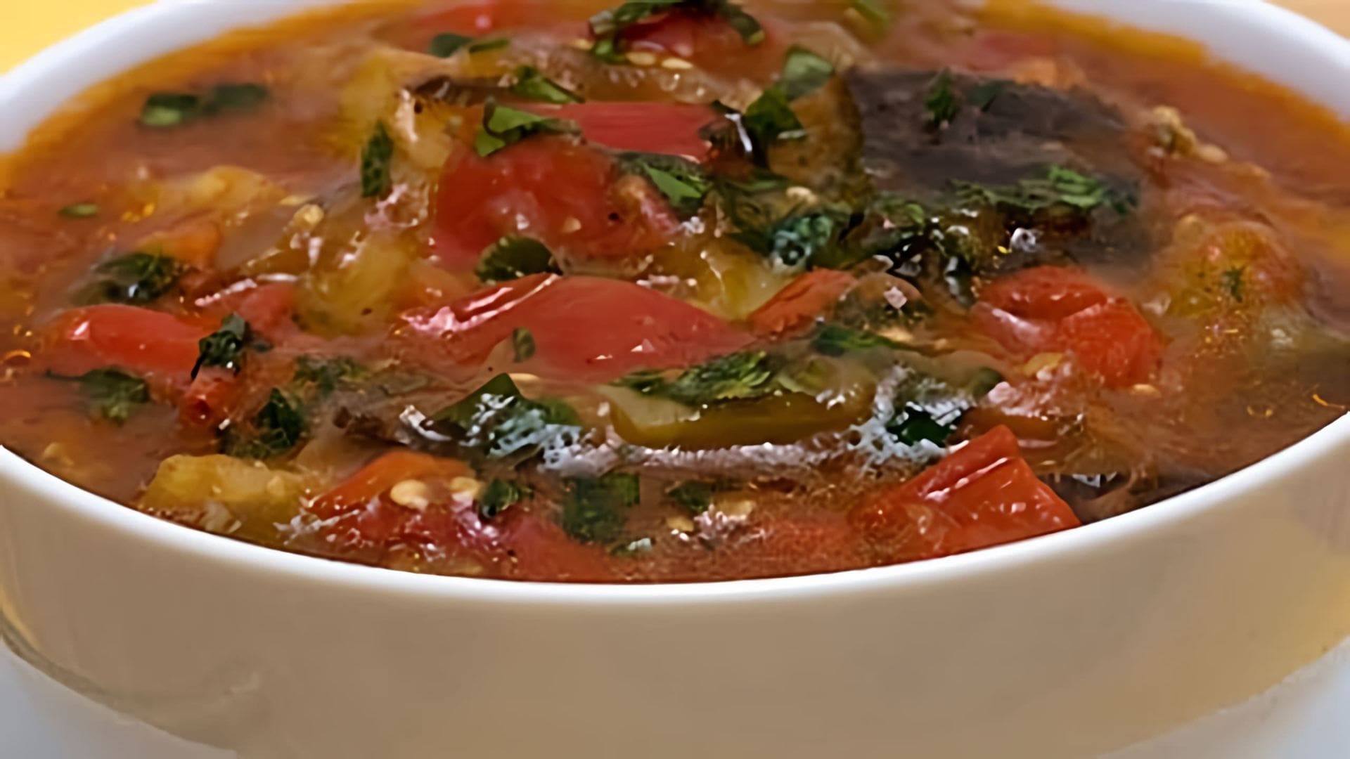 В этом видео демонстрируется процесс приготовления вкусного супа с баклажанами