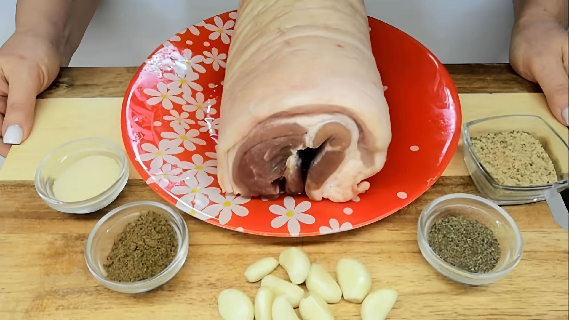 В этом видео-ролике демонстрируется процесс приготовления рулета из свиной брюшины, который является отличной заменой магазинной колбасе