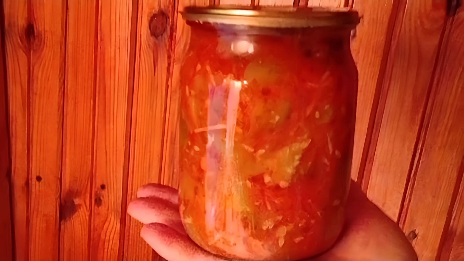 В этом видео демонстрируется рецепт приготовления огуречного салата с кетчупом и чесноком
