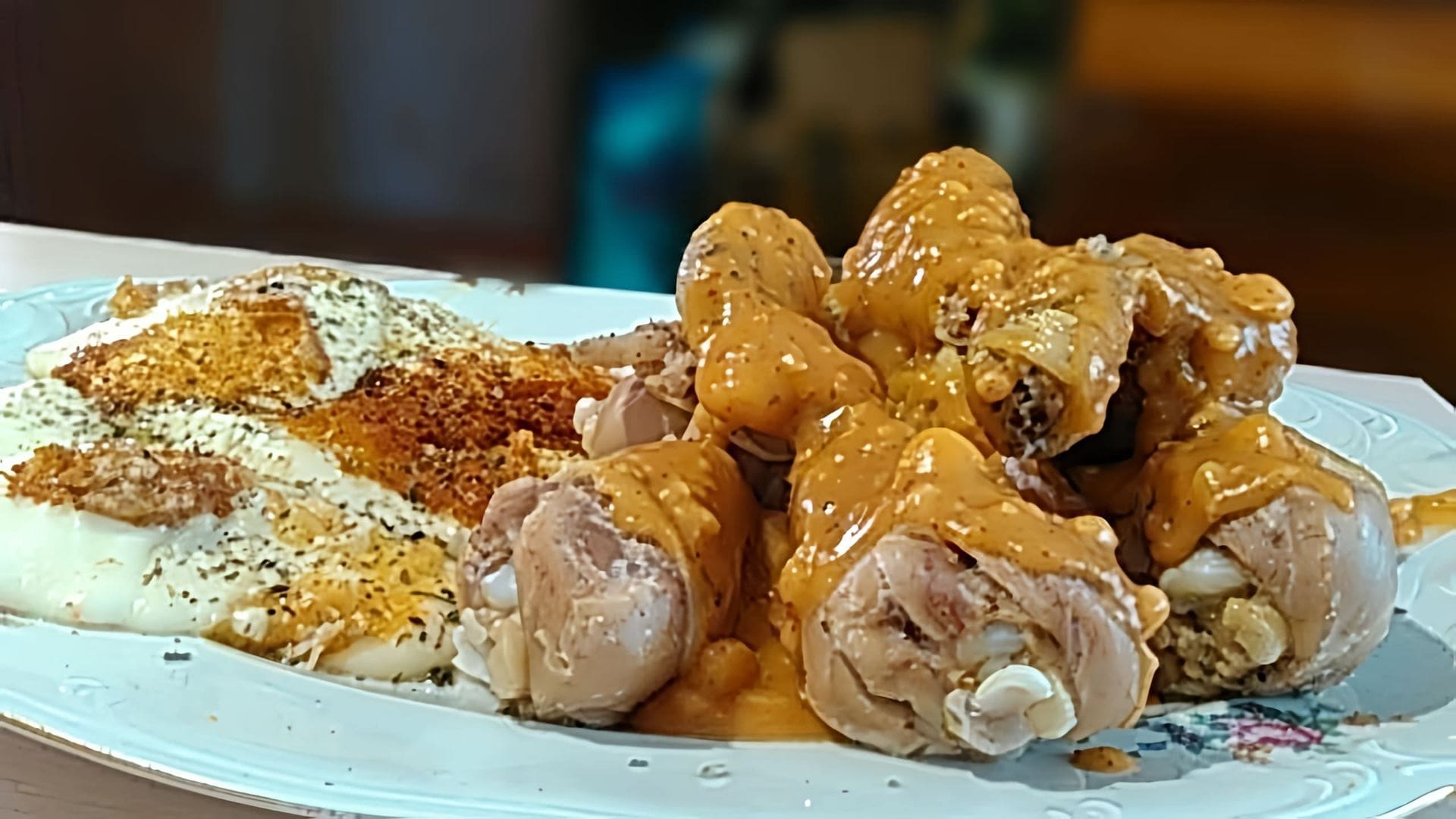 В этом видео демонстрируется процесс приготовления курицы по-адыгейски с соусом Щипс и жареным адыгейским сыром