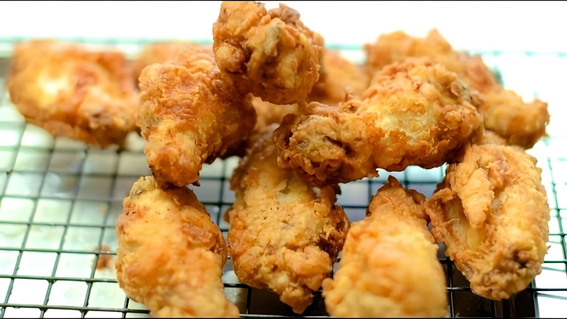 Хрустящие куриные крылья в кляре - это вкусное и популярное блюдо, которое можно приготовить дома