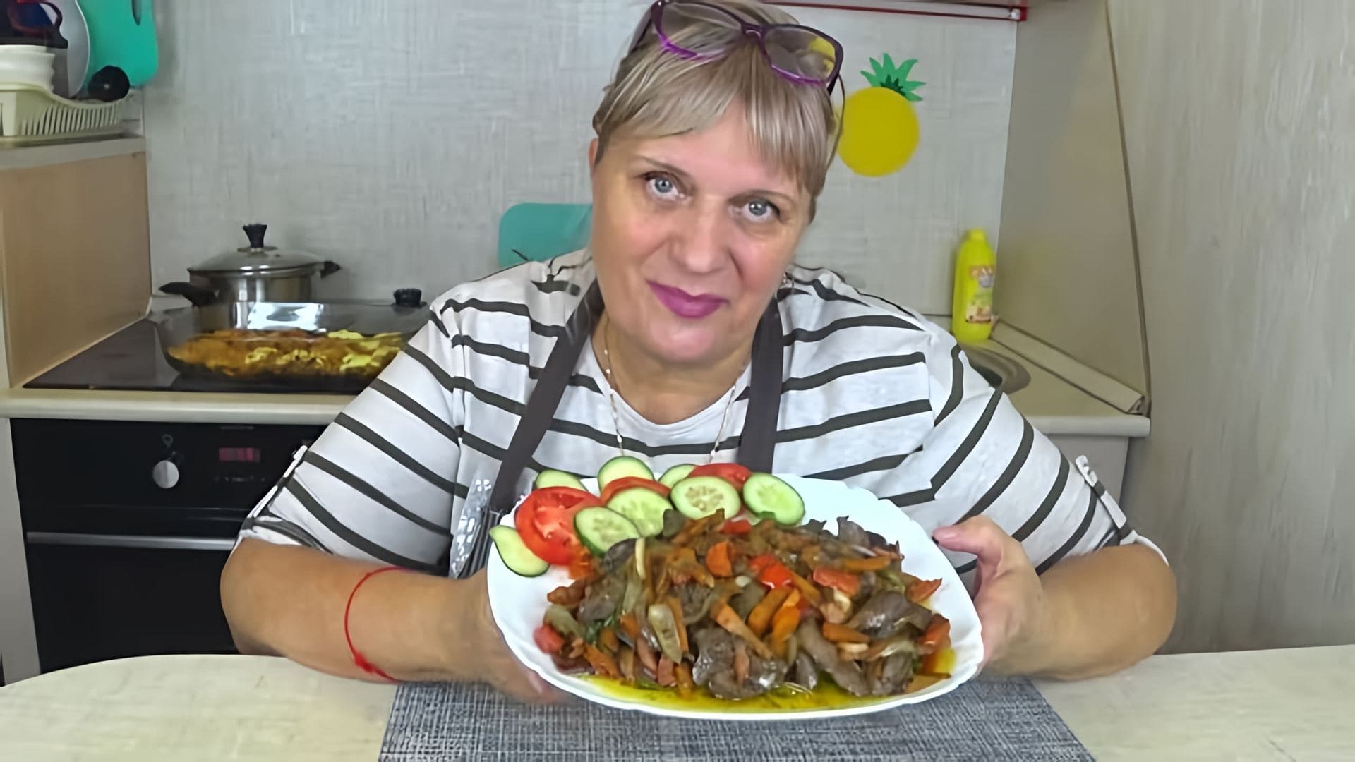 В этом видео демонстрируется рецепт приготовления куриной печени с овощами