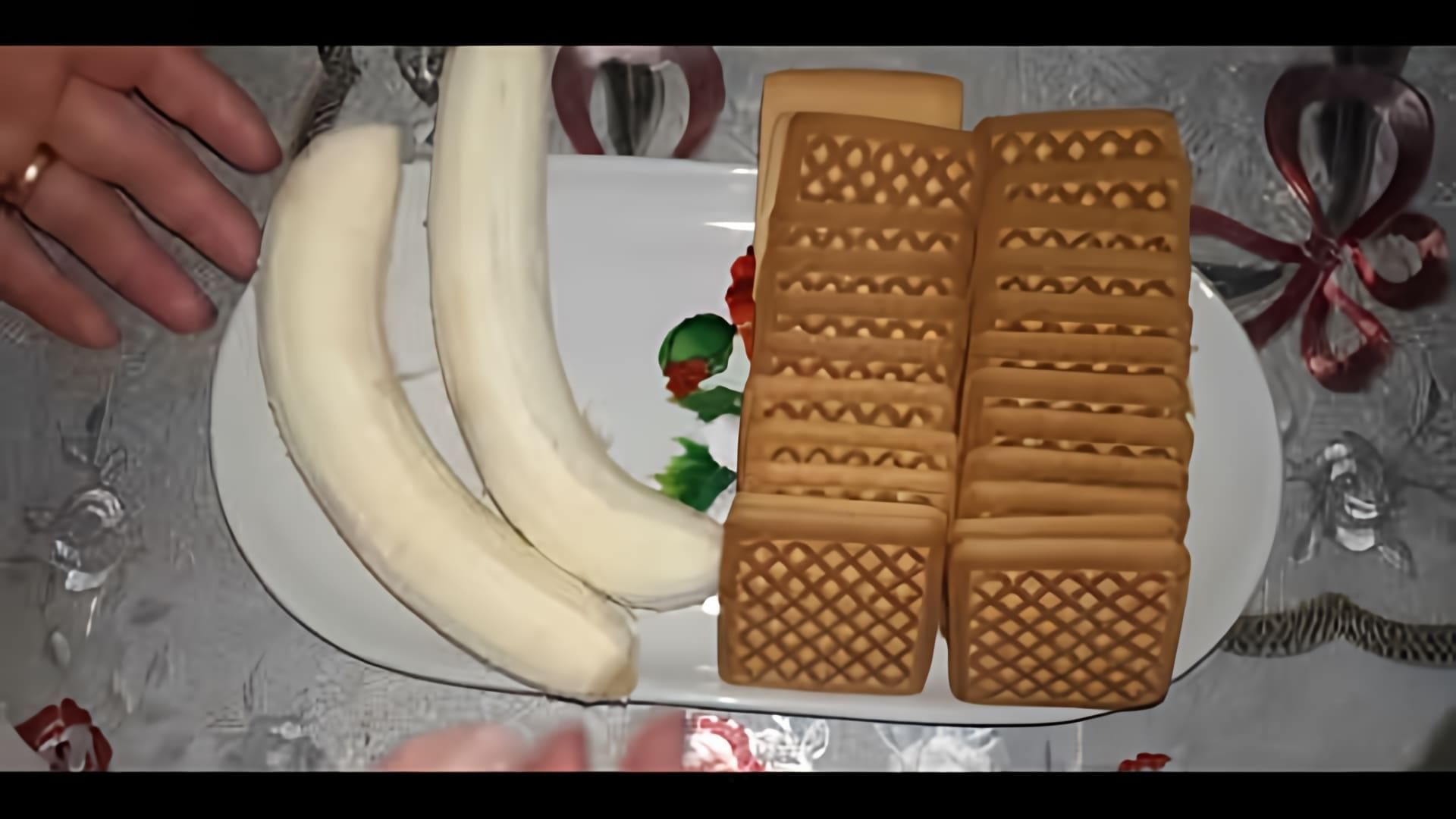 В этом видео демонстрируется простой рецепт приготовления конфет без выпечки