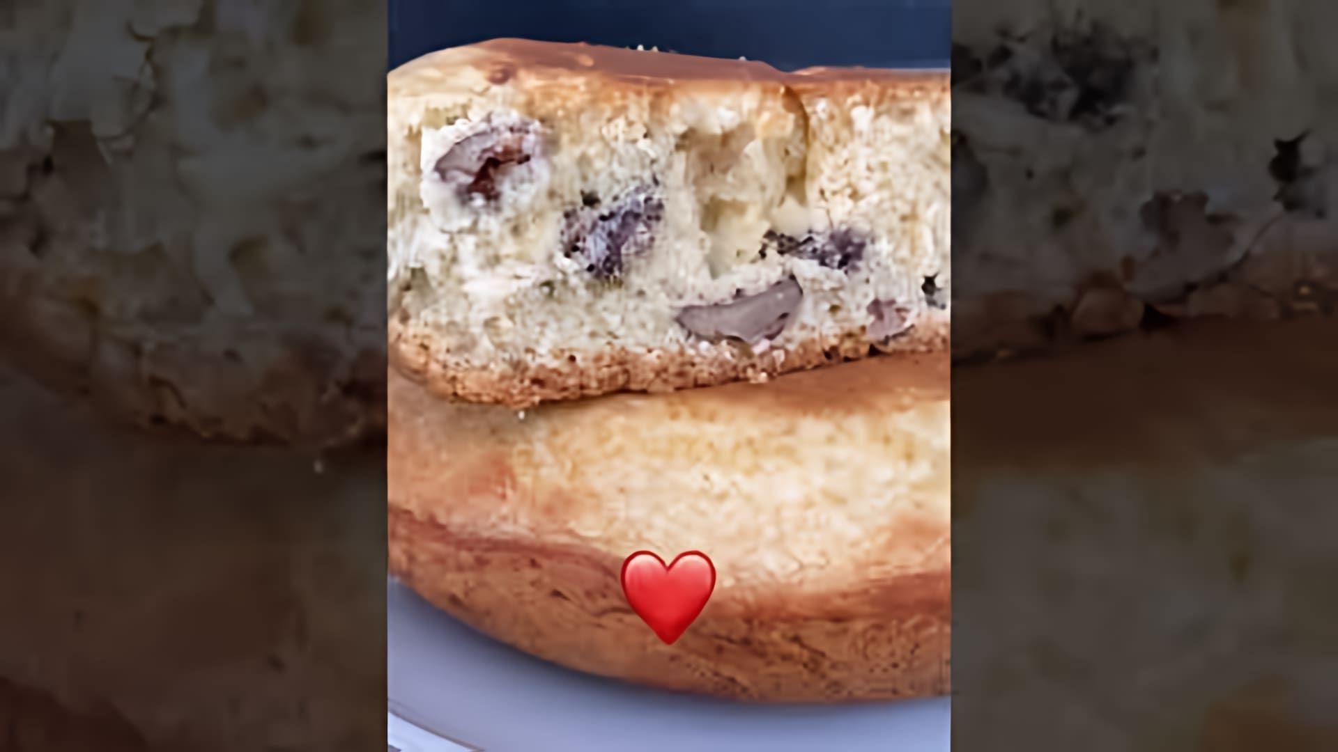 В этом видео демонстрируется процесс приготовления пирога с орехами в мультиварке