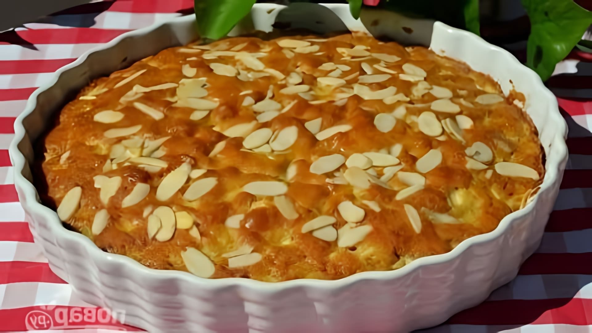 В этом видео демонстрируется рецепт приготовления пирога на маргарине с яблоком