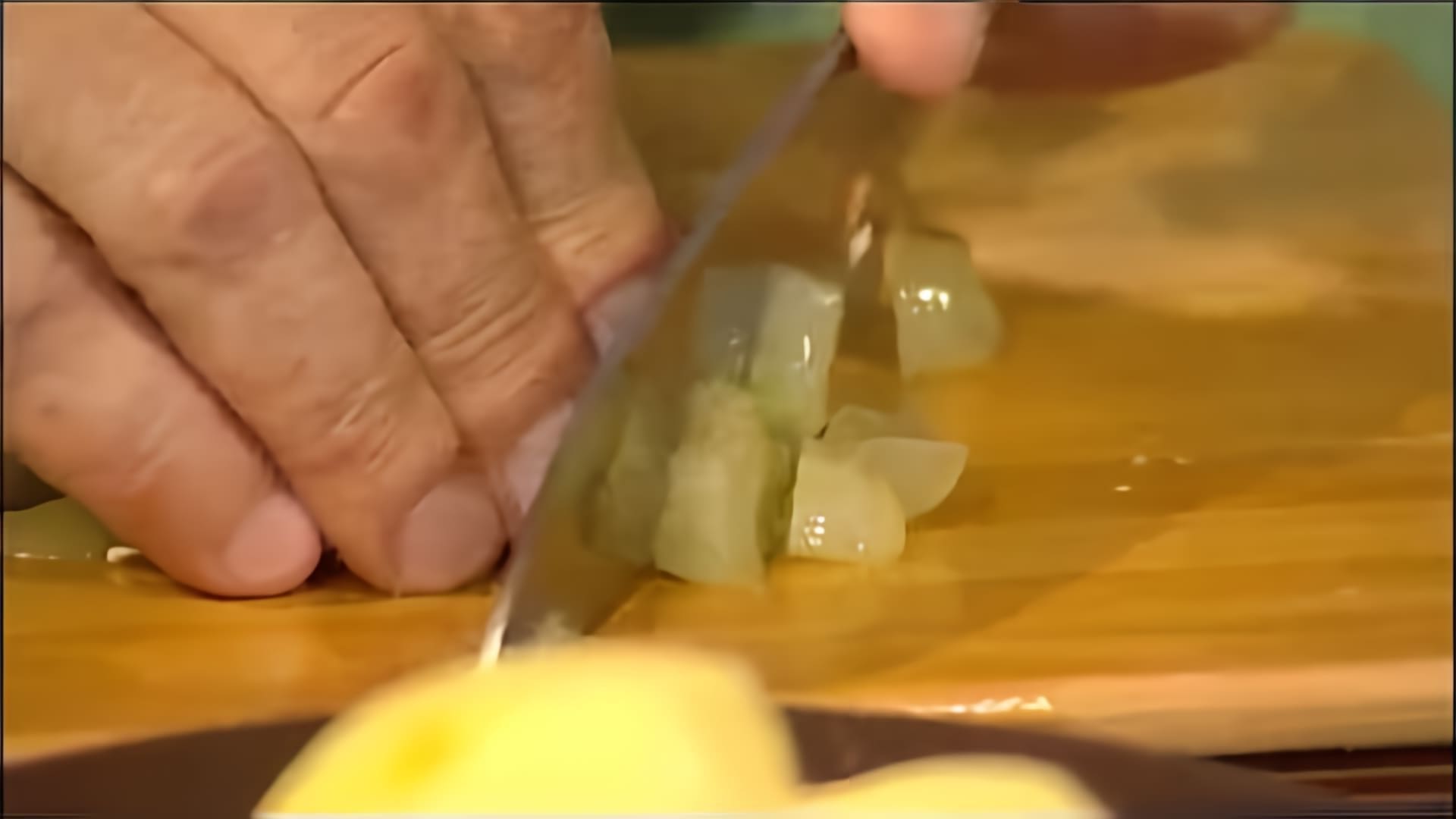 В этом видео рассказывается о приготовлении рассольника с колбасой и рисом