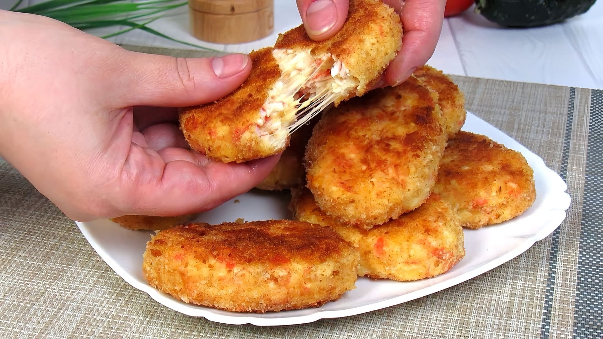 В этом видео демонстрируется рецепт приготовления котлет из крабовых палочек с сыром