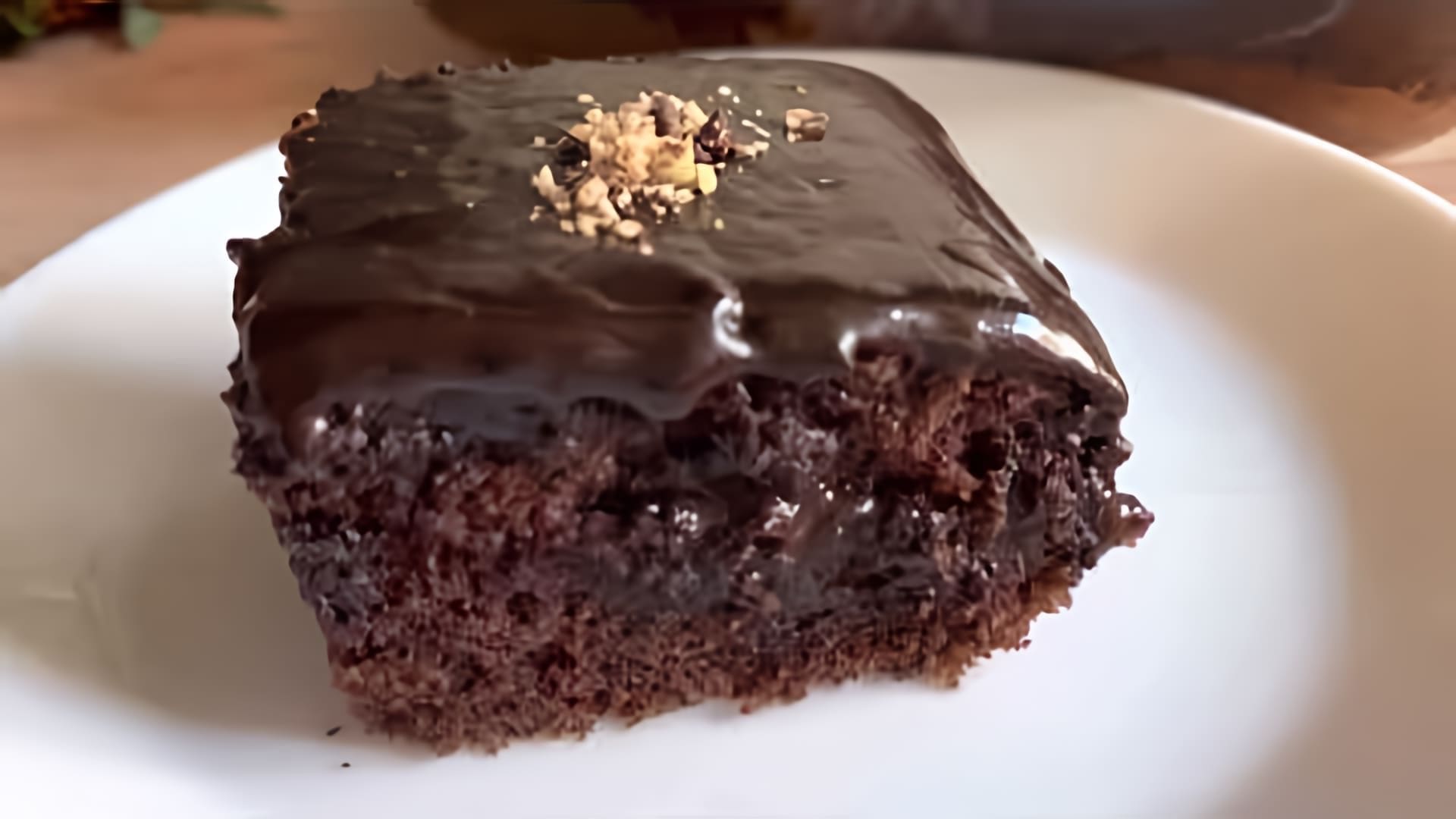 В этом видео демонстрируется рецепт турецкого шоколадного пирога, который готовится без использования весов и требует минимального количества ингредиентов